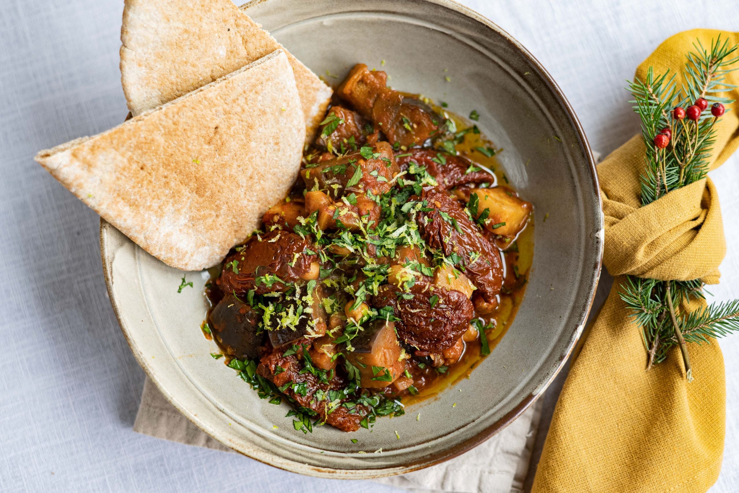 Aubergine-knolbourguignon met pita