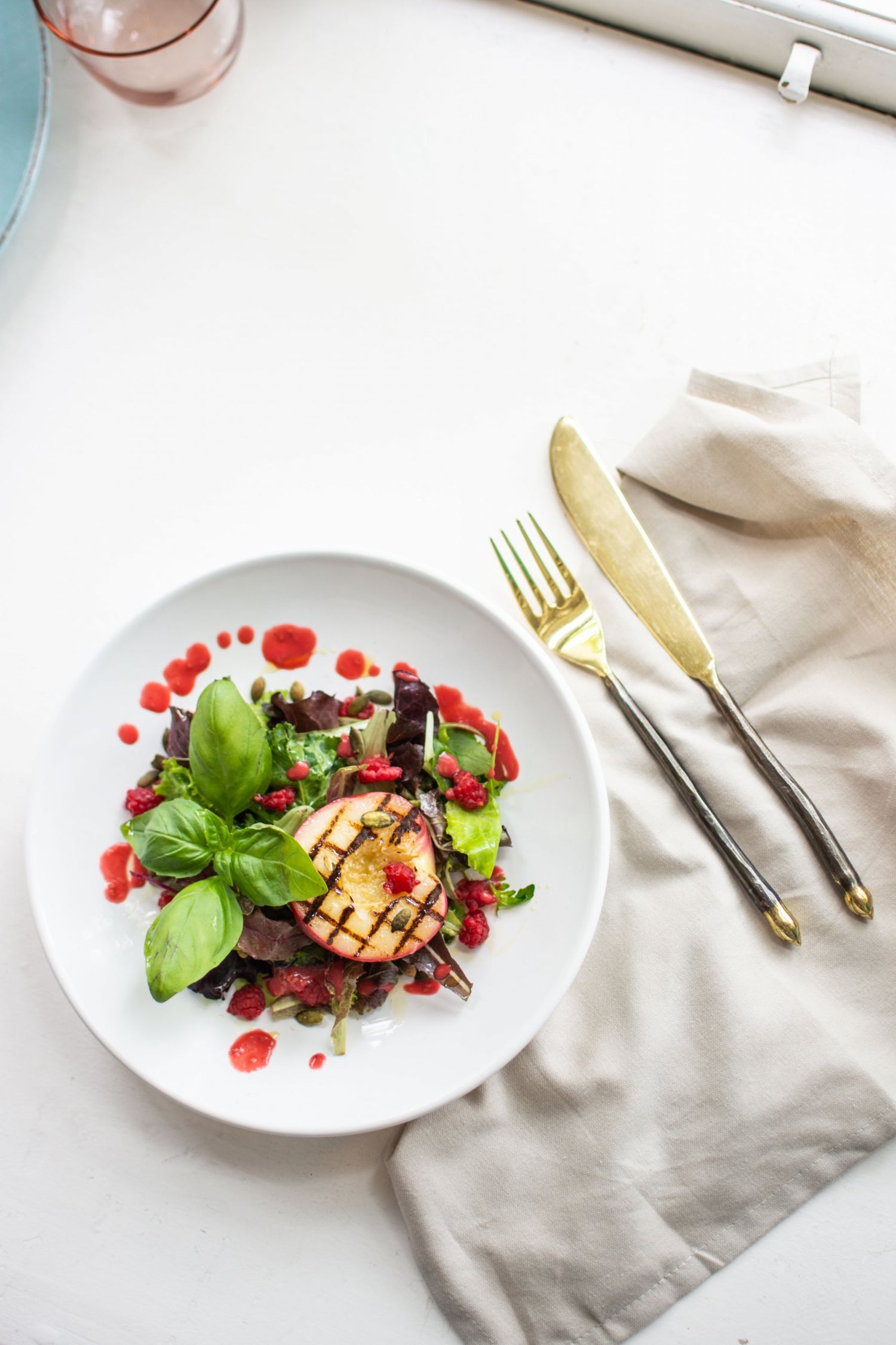 Groene salade met gegrilde nectarine en frambozendressing