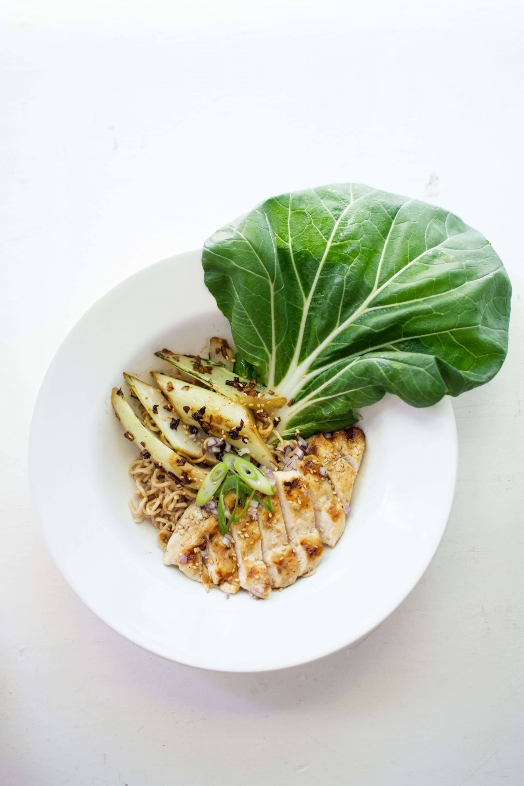 Gegrilde kalkoen met sesamzaadjes, paksoi en noedels