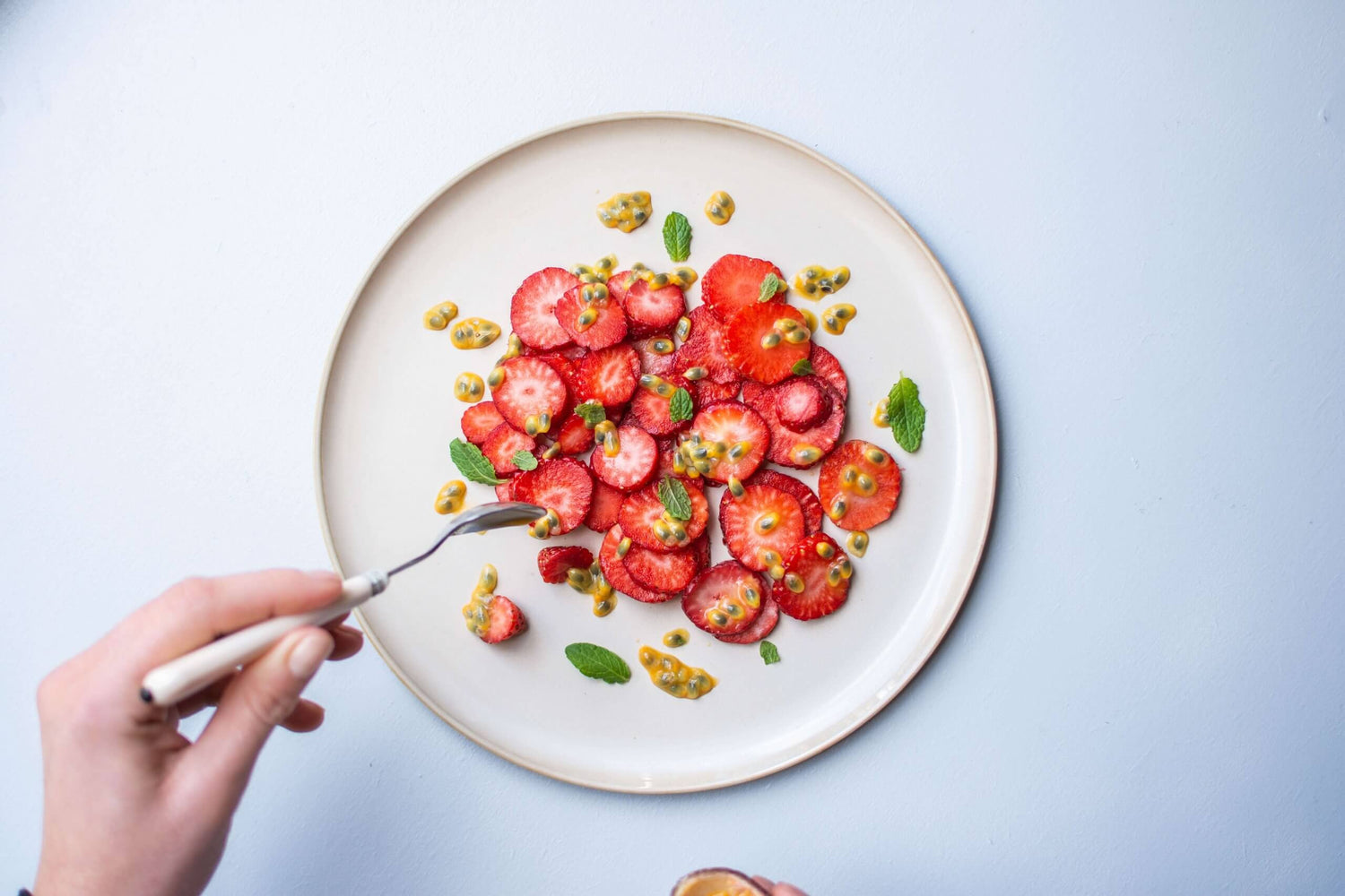 Passievruchtgenot met verse aardbeien