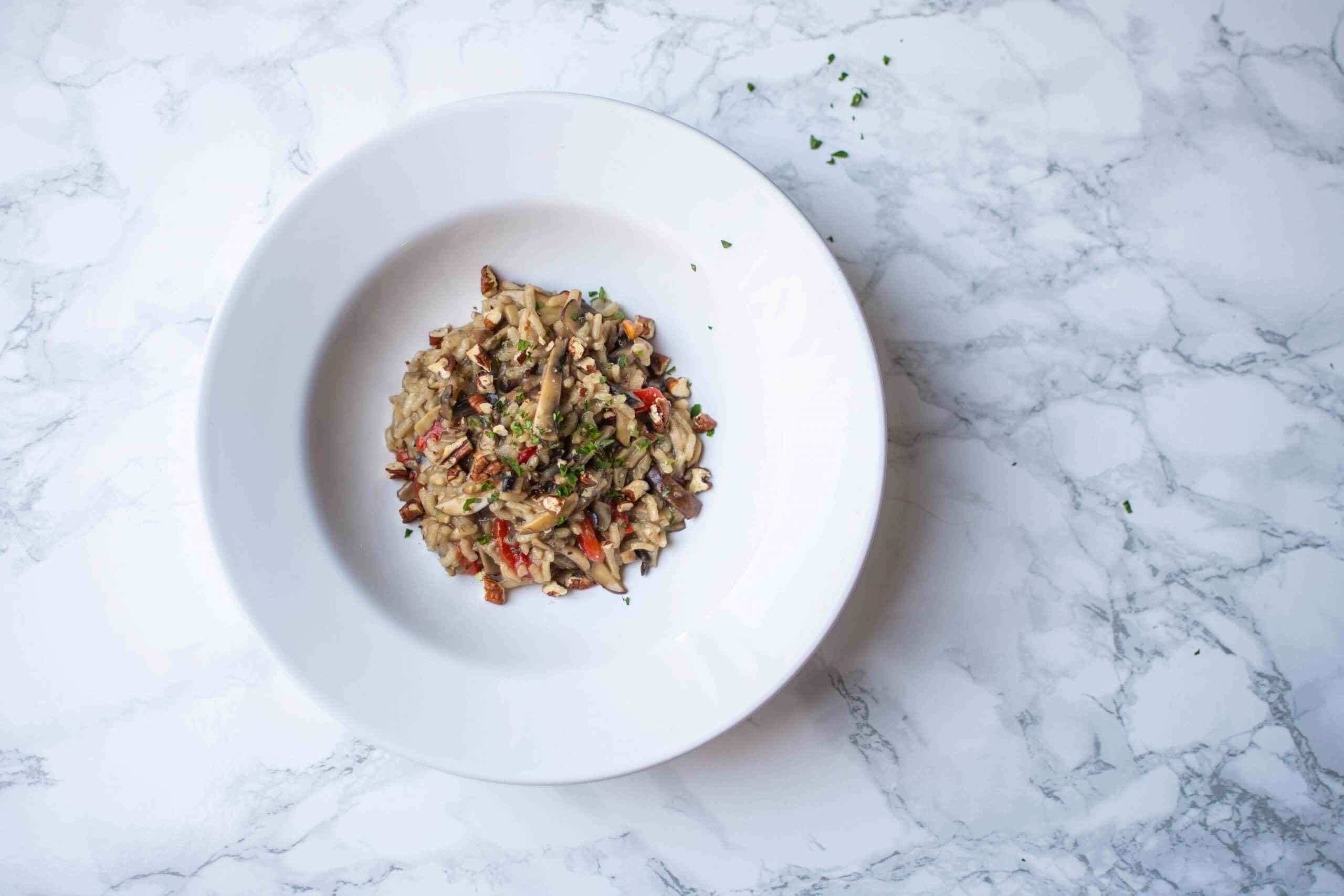 Risotto met geroosterde paprika, paddenstoelen en pecannoten