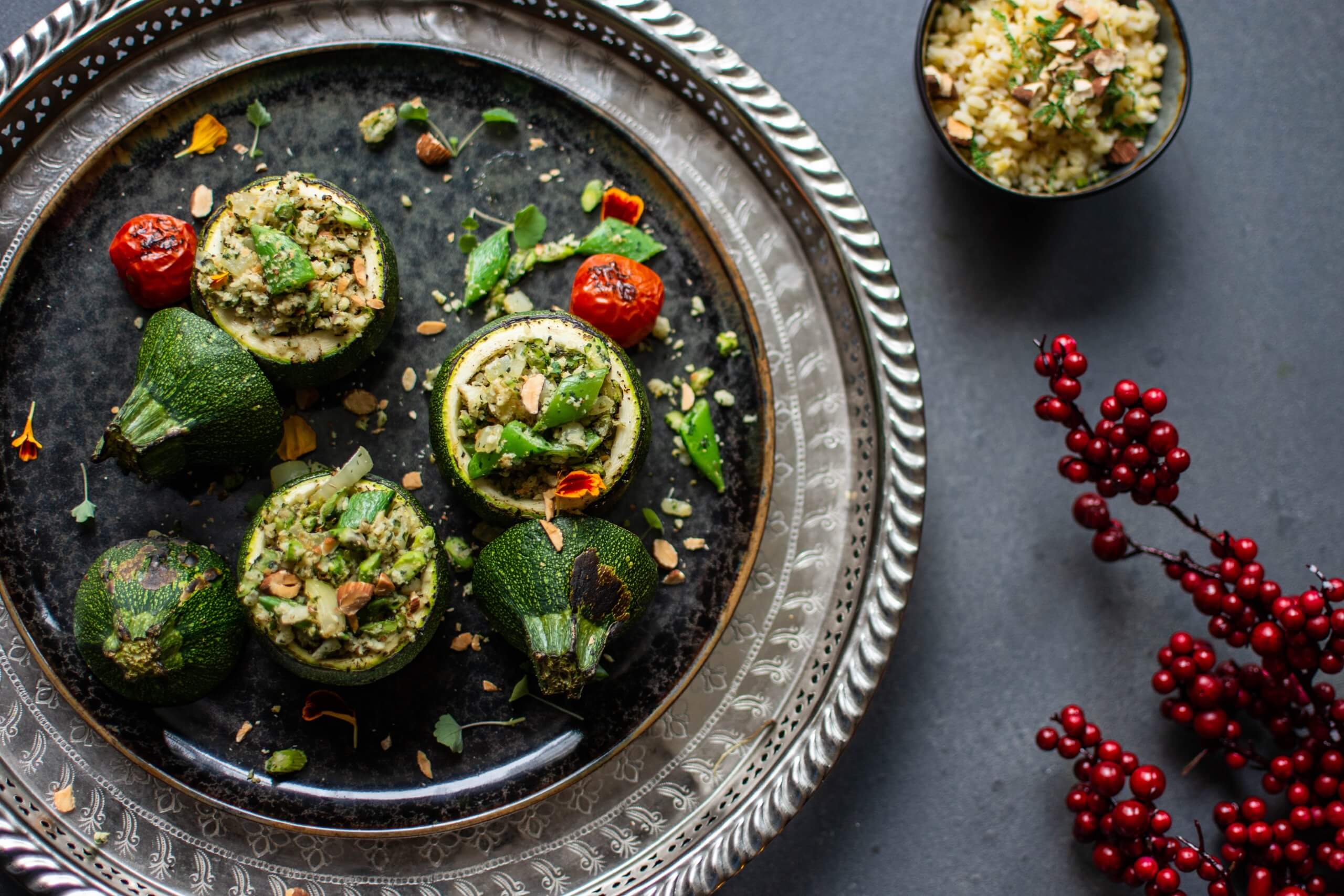 Gevulde bolcourgette met bloemkoolrijst, groene asperges en peultjes