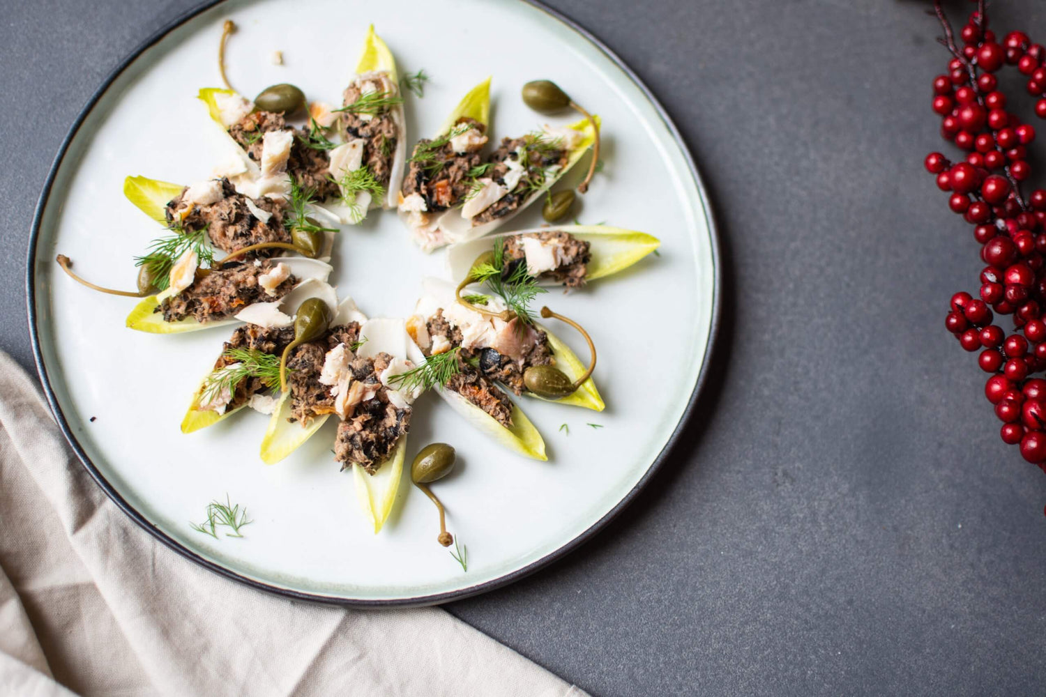 Witlofschuitjes met gerookte forel en tonijn tapenade