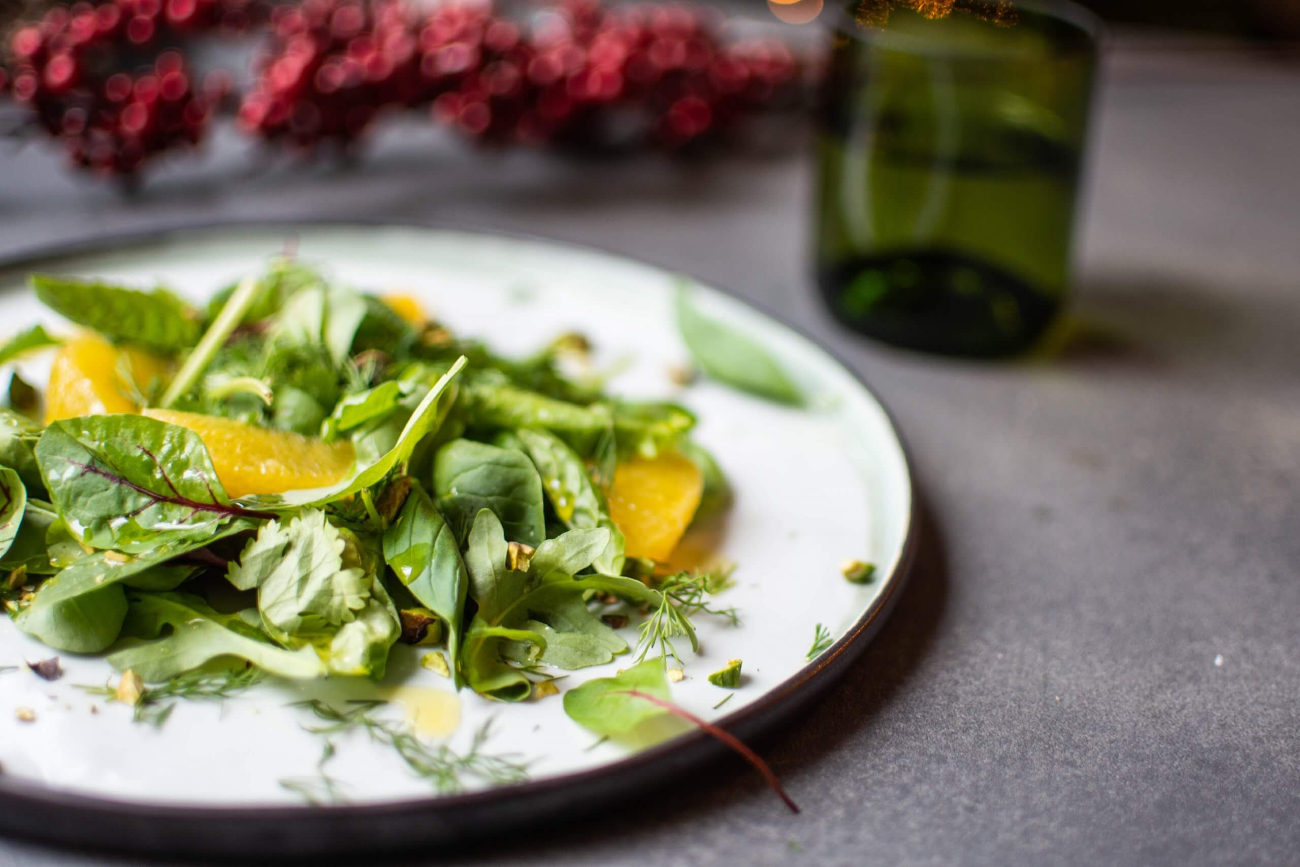 Kruidige groene salade met waterkers en pistachenoten