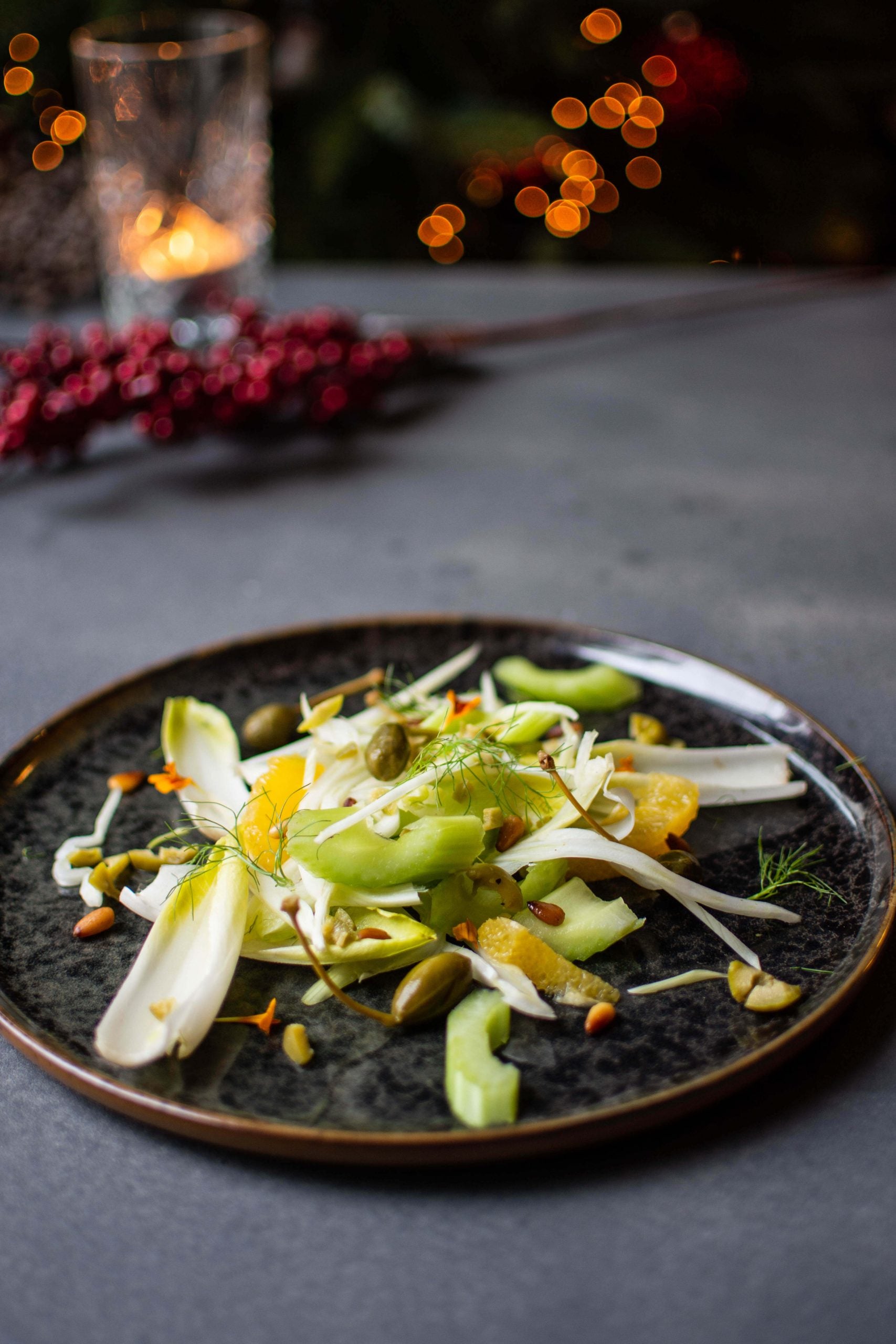 Bleekselderij-venkel salade met olijven