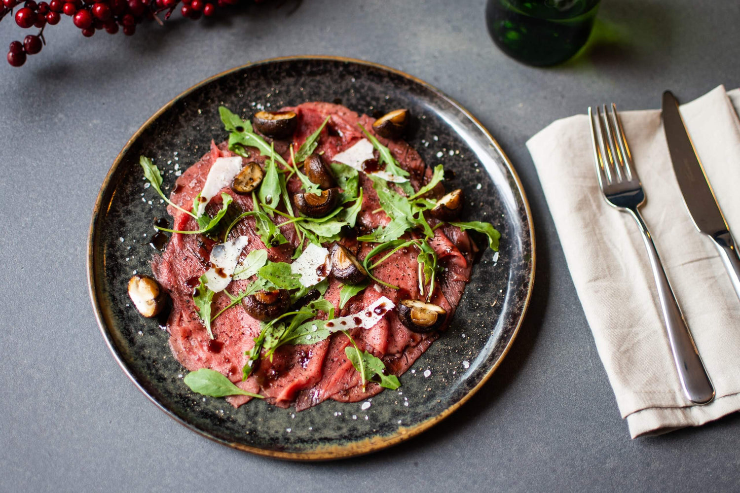 Carpaccio van Black Angus met paddenstoelen, rucola en Parmezaanse kaas