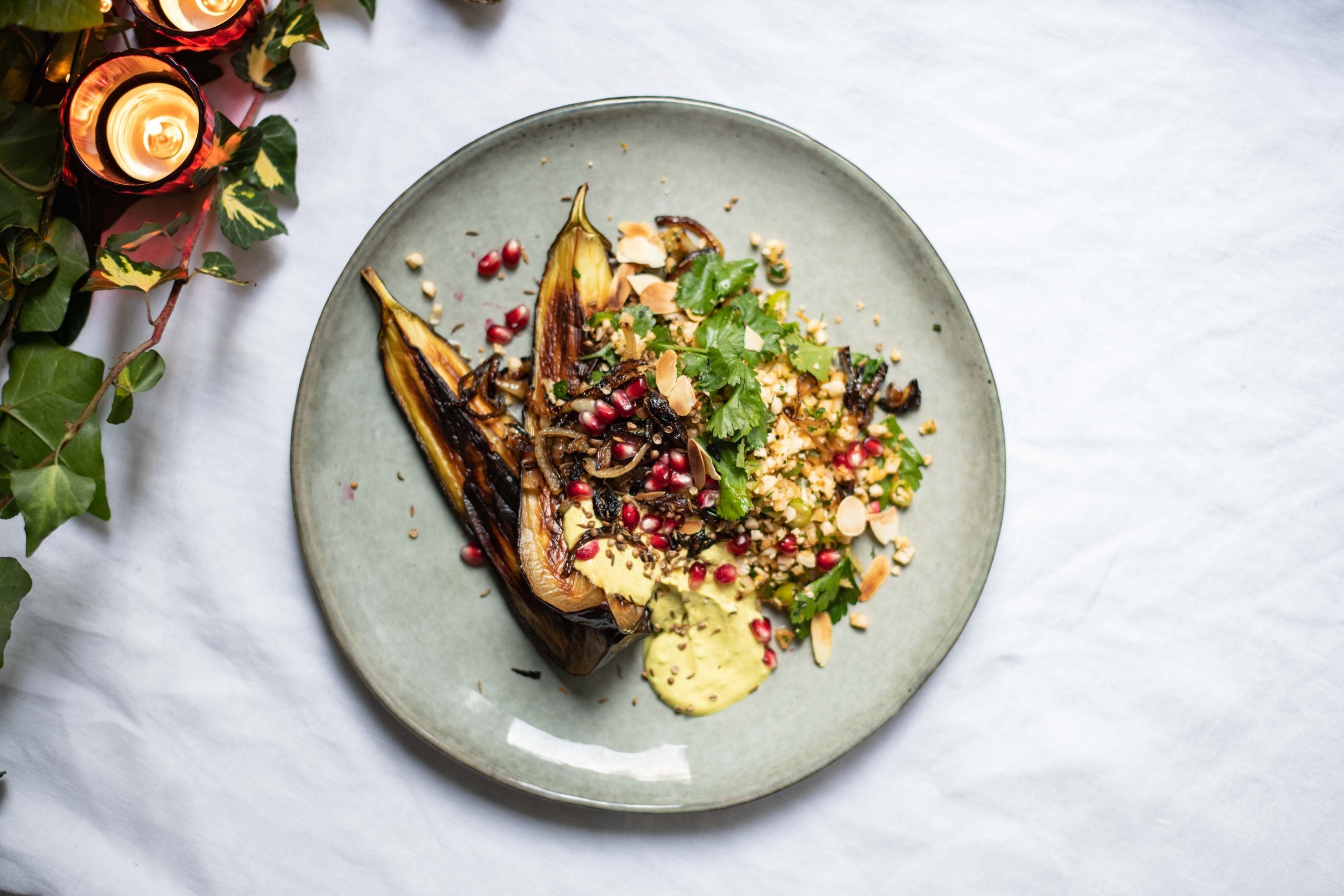 Geroosterde aubergines met granaatappelpitjes, en yoghurt met kerrie