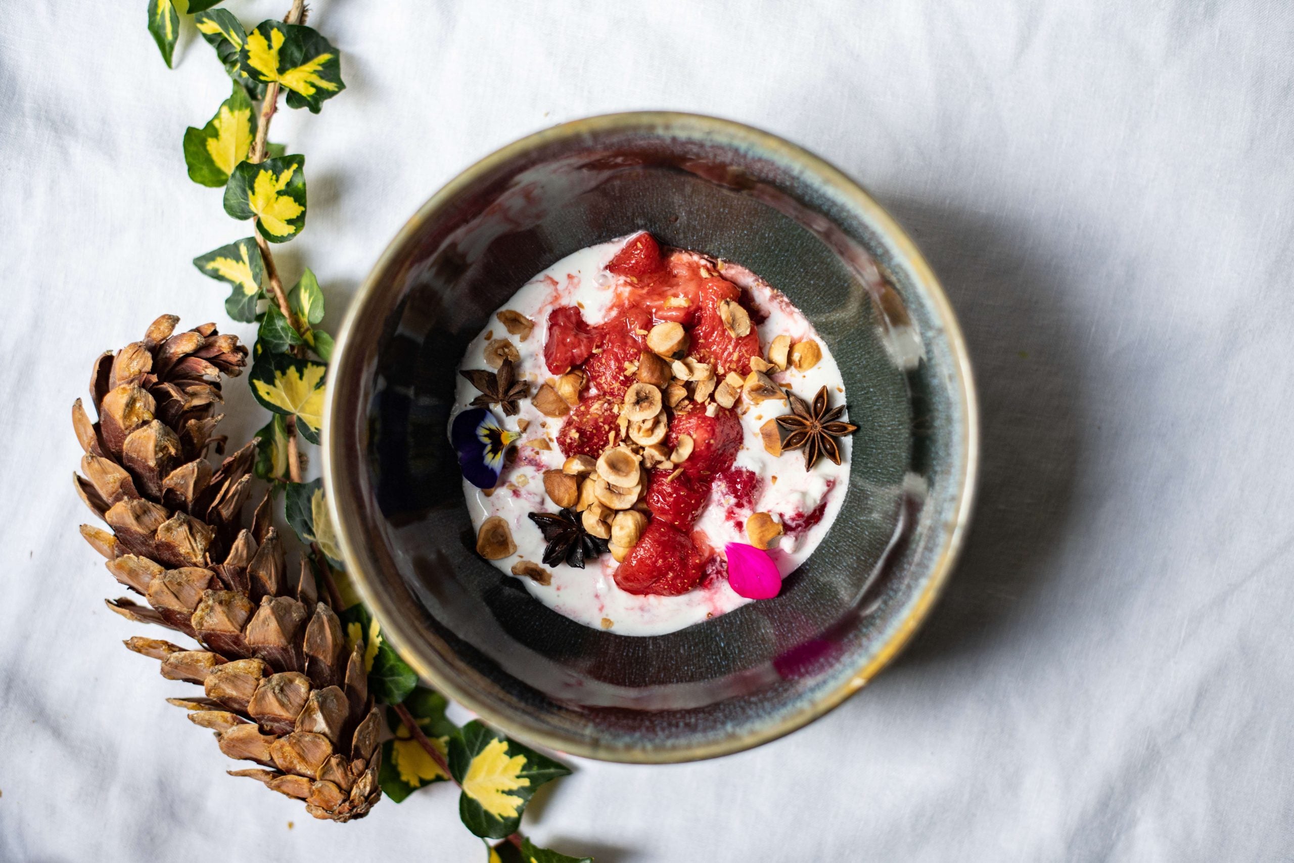 Geroosterde aardbeien met steranijs, vanille en frozen yoghurt