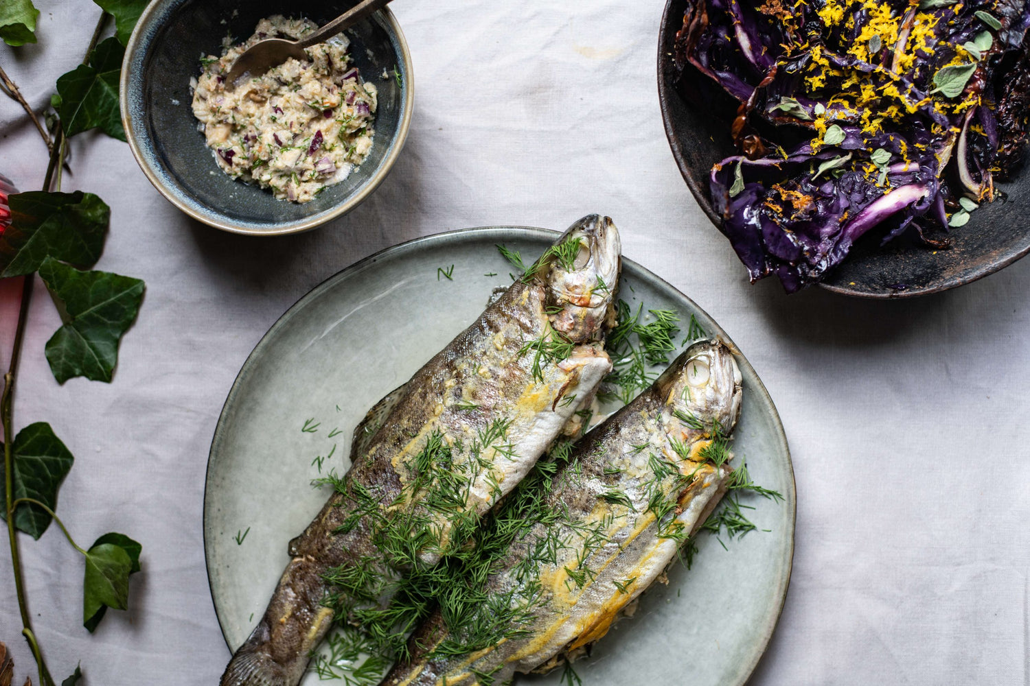 Hele geroosterde zeebaars met sojasaus en gember geserveerd met rijst en gember-chili garneer