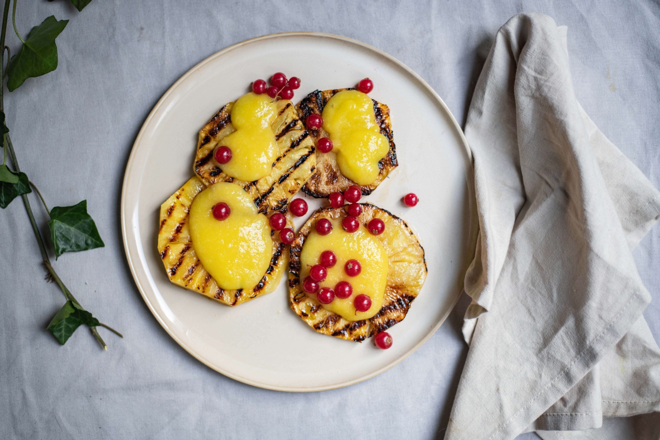 Gegrilde ananas met mangosaus en rode bessen