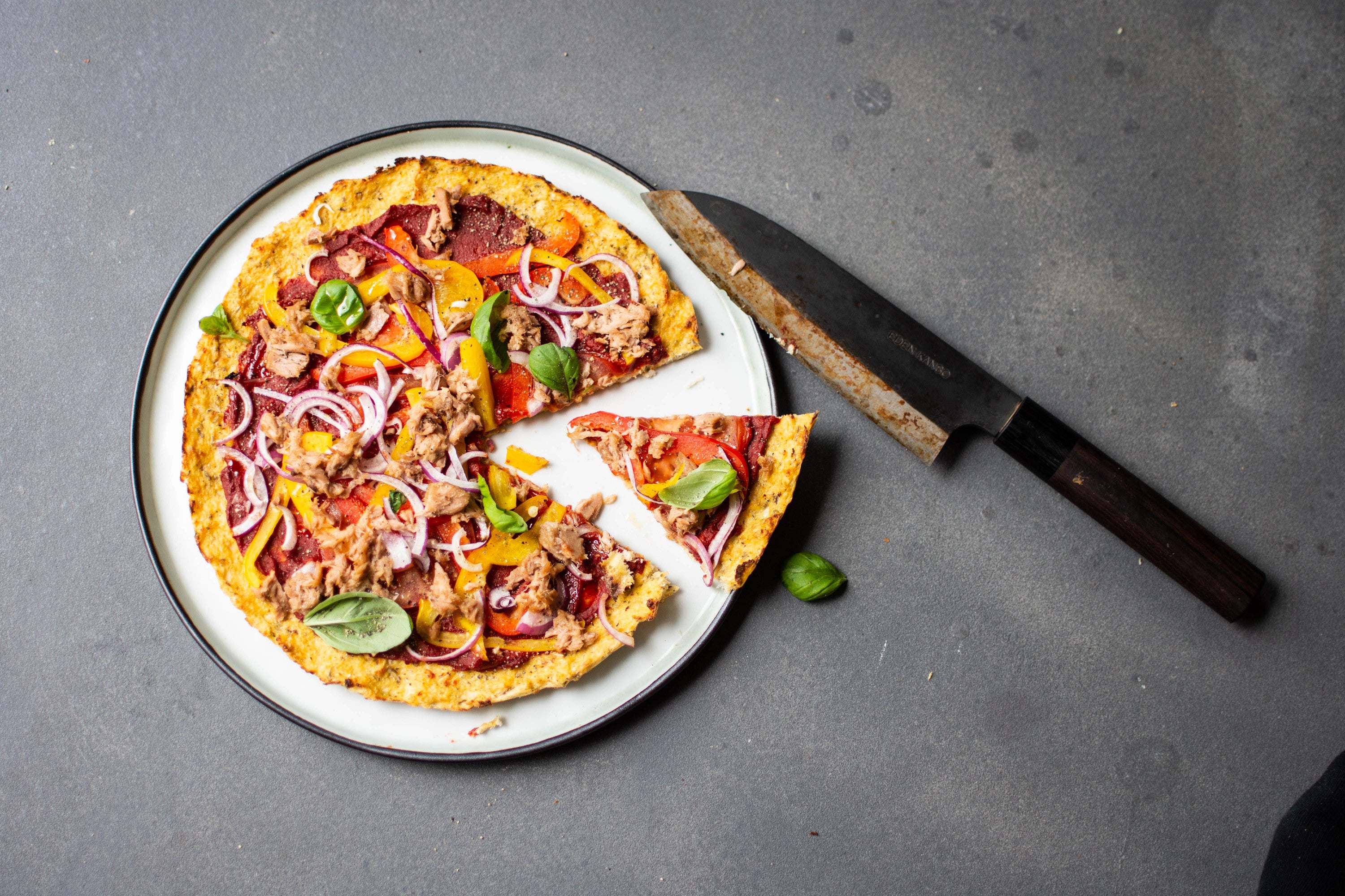 Bloemkoolpizza met verse groenten en tonijn