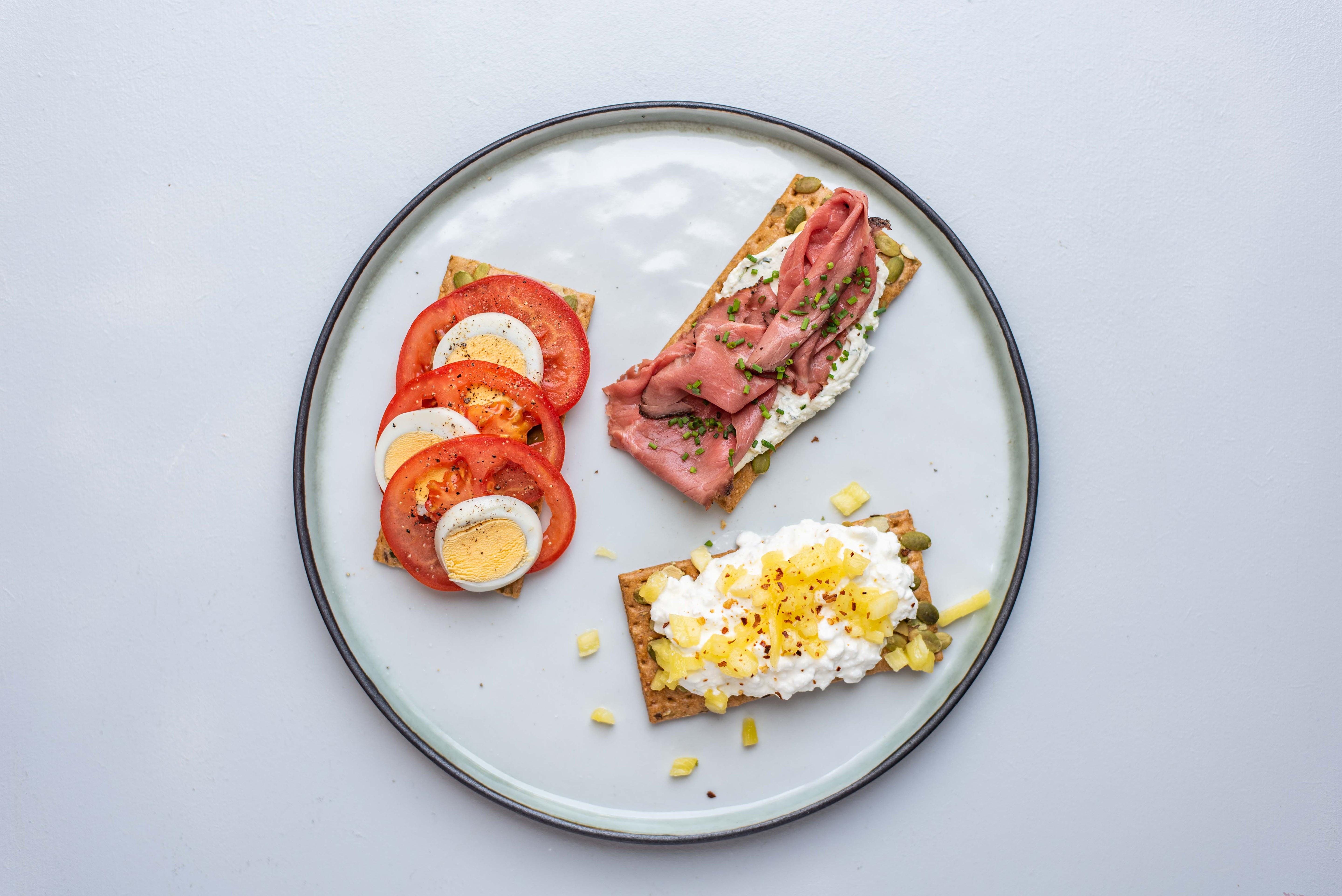 Cracker variaties tomaat/ei, rosbief, hüttenkäse/ananas