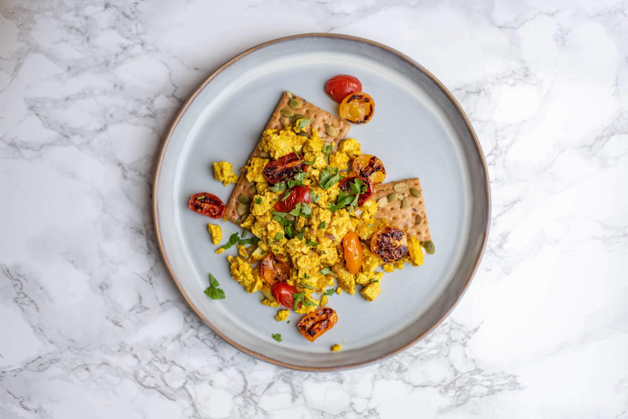 Scrambled tofu met tomaat en peterselie