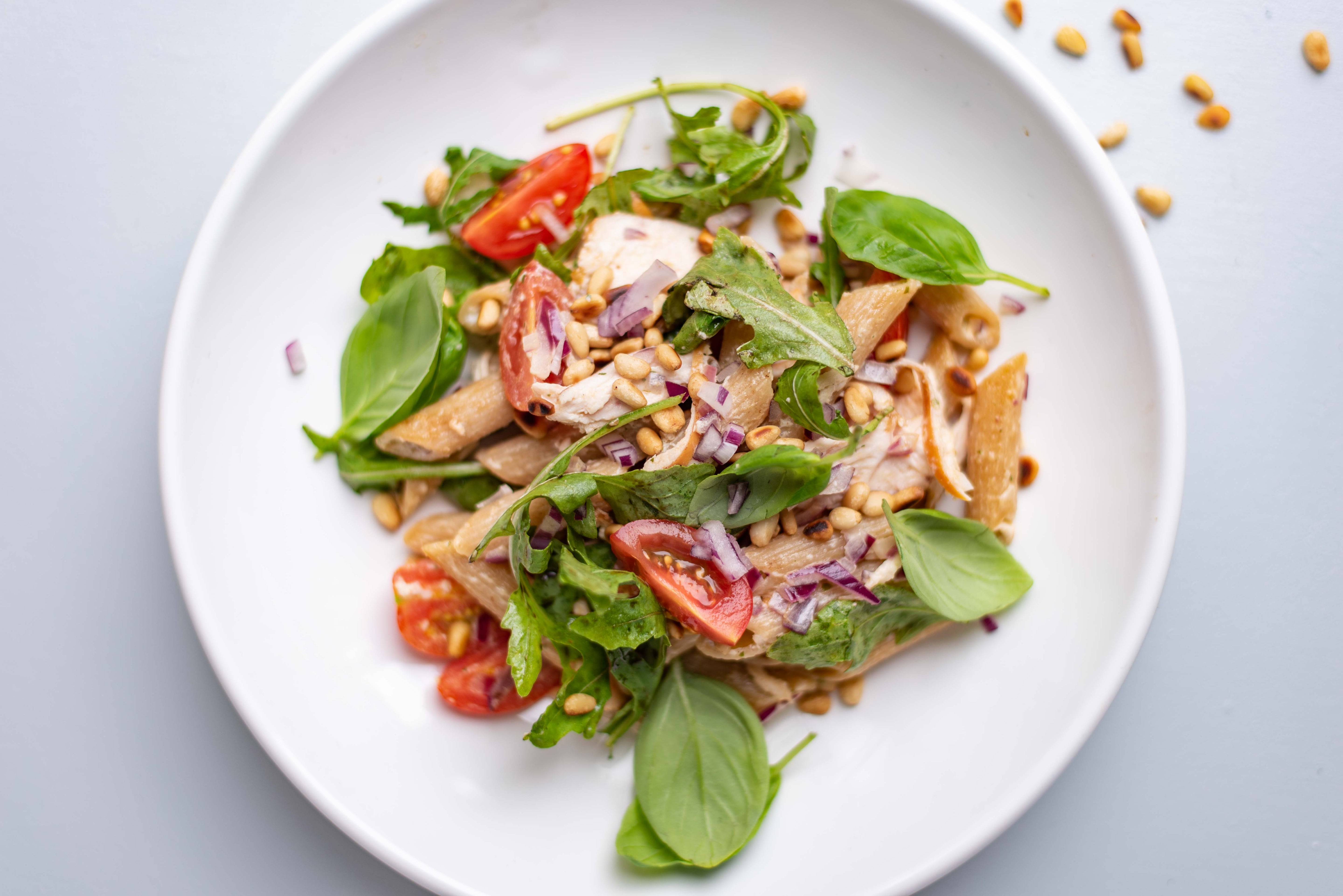 Pastasalade met gerookte kip en cherrytomaatjes