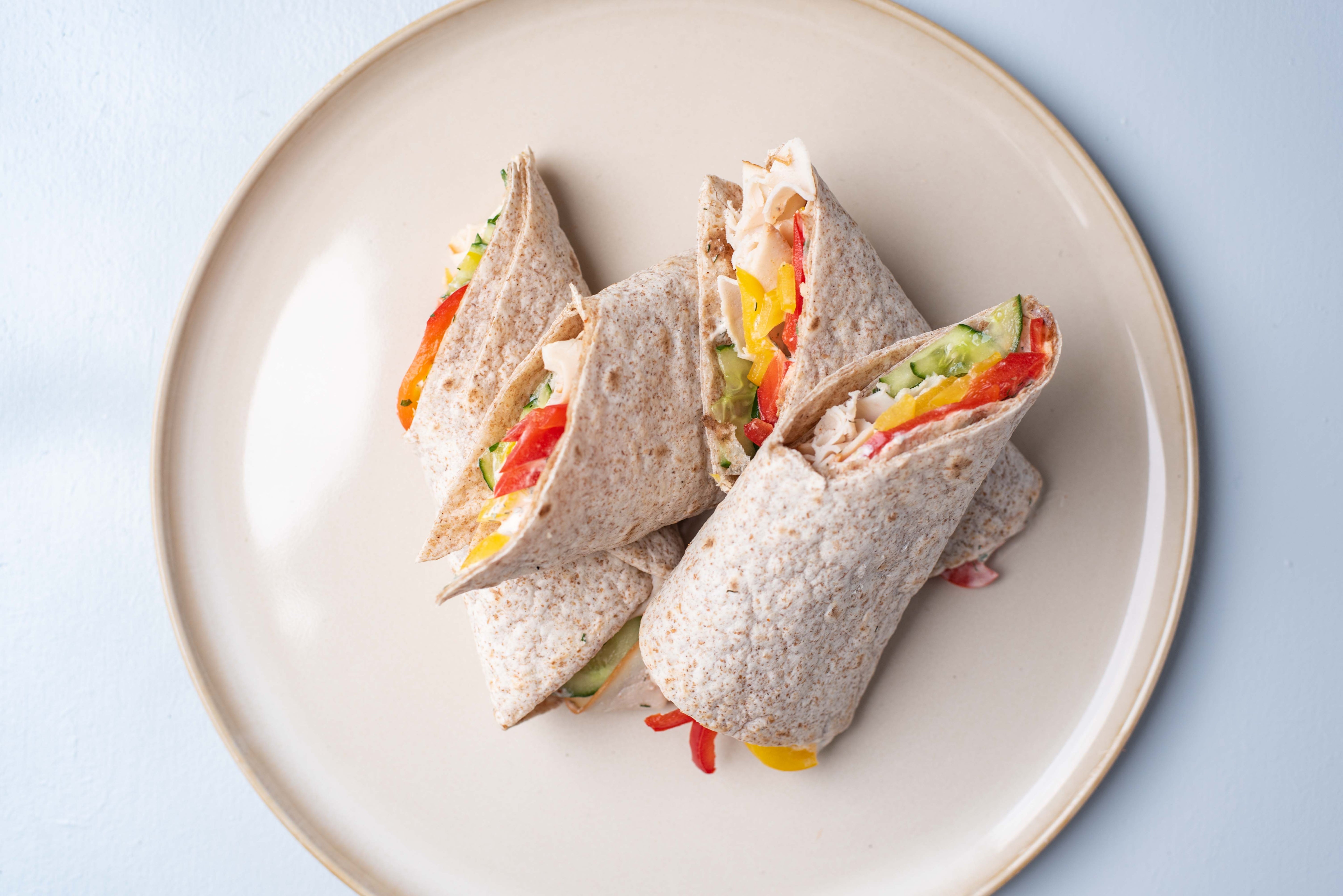 Volkoren wrap met kipfilet, komkommer en yoghurtknoflooksaus