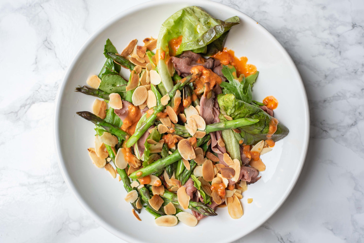 Salade met groene asperges, rosbief en geschaafde amandel