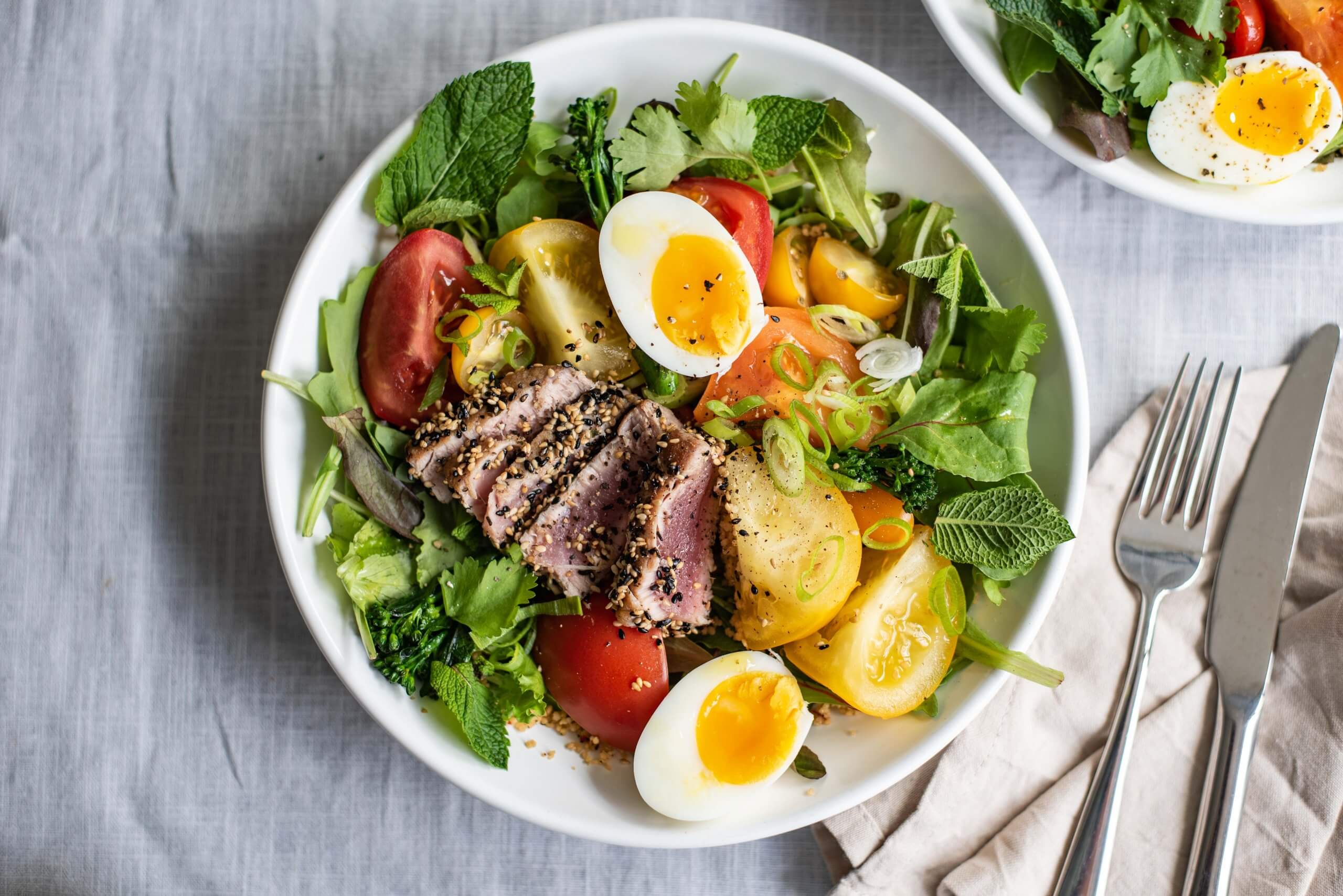 Powersalade met tonijn, kruidige couscous en ei