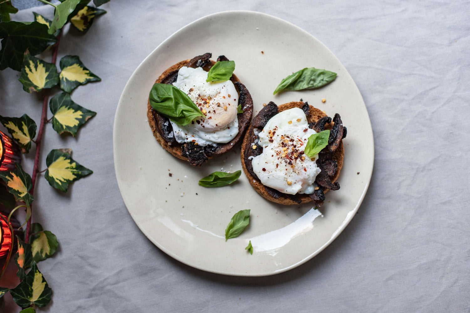 Portobello’s met volkoren toast en gepocheerd ei