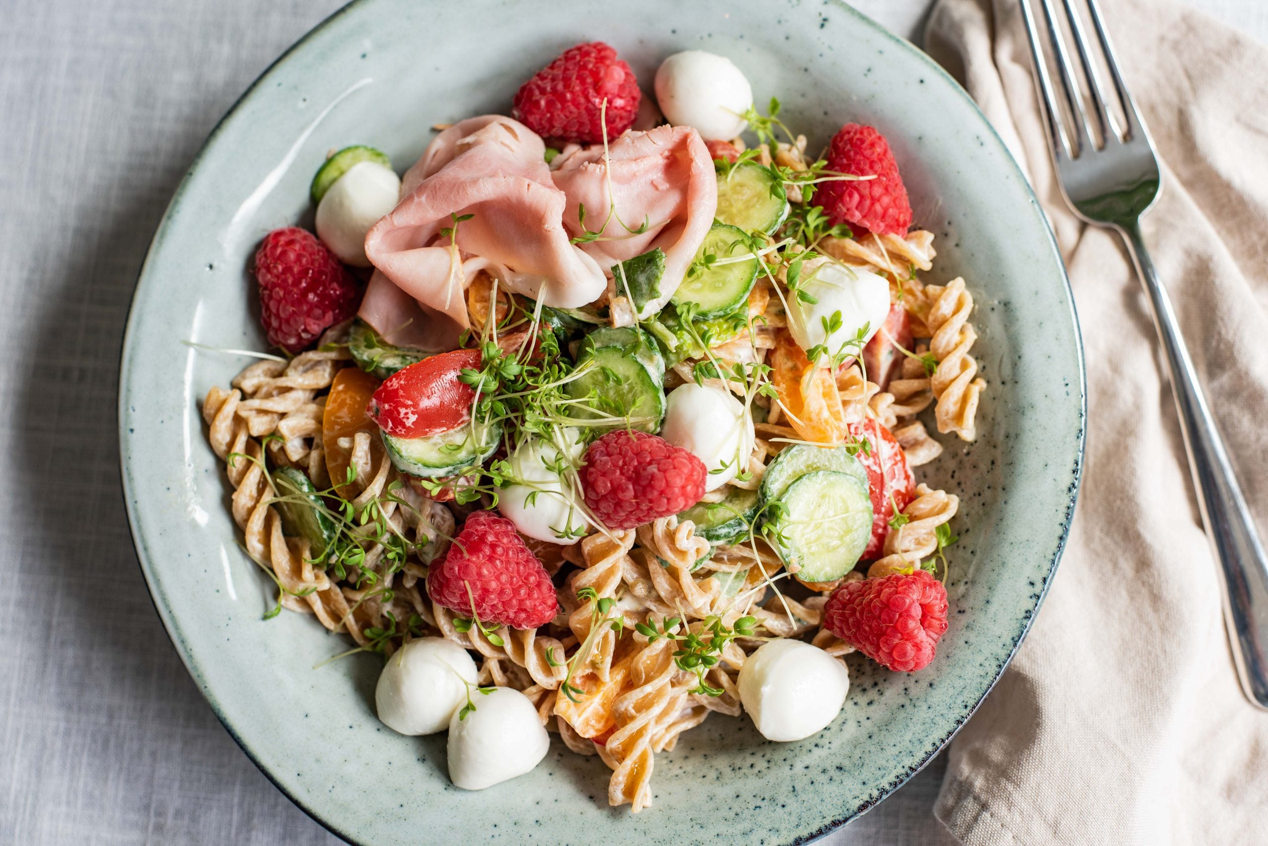 Fusilli met babyspinazie, frambozen en ham