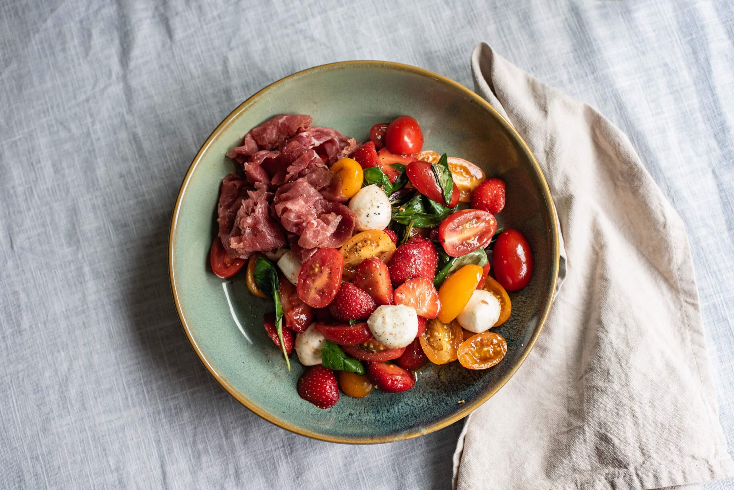 Capresesalade met balsamico-aardbeien