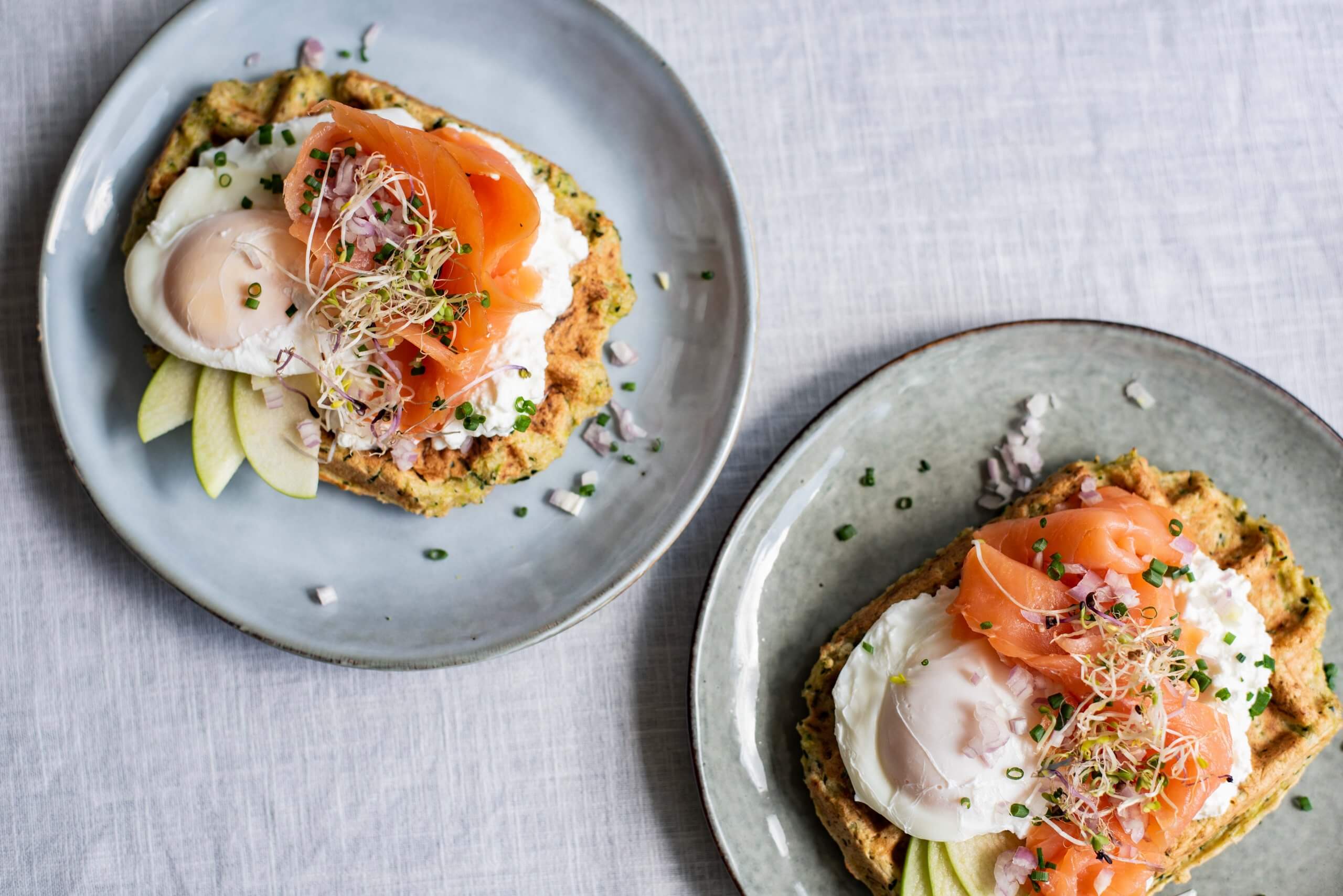 Weekendwafels van courgette met zalm en gepocheerd ei