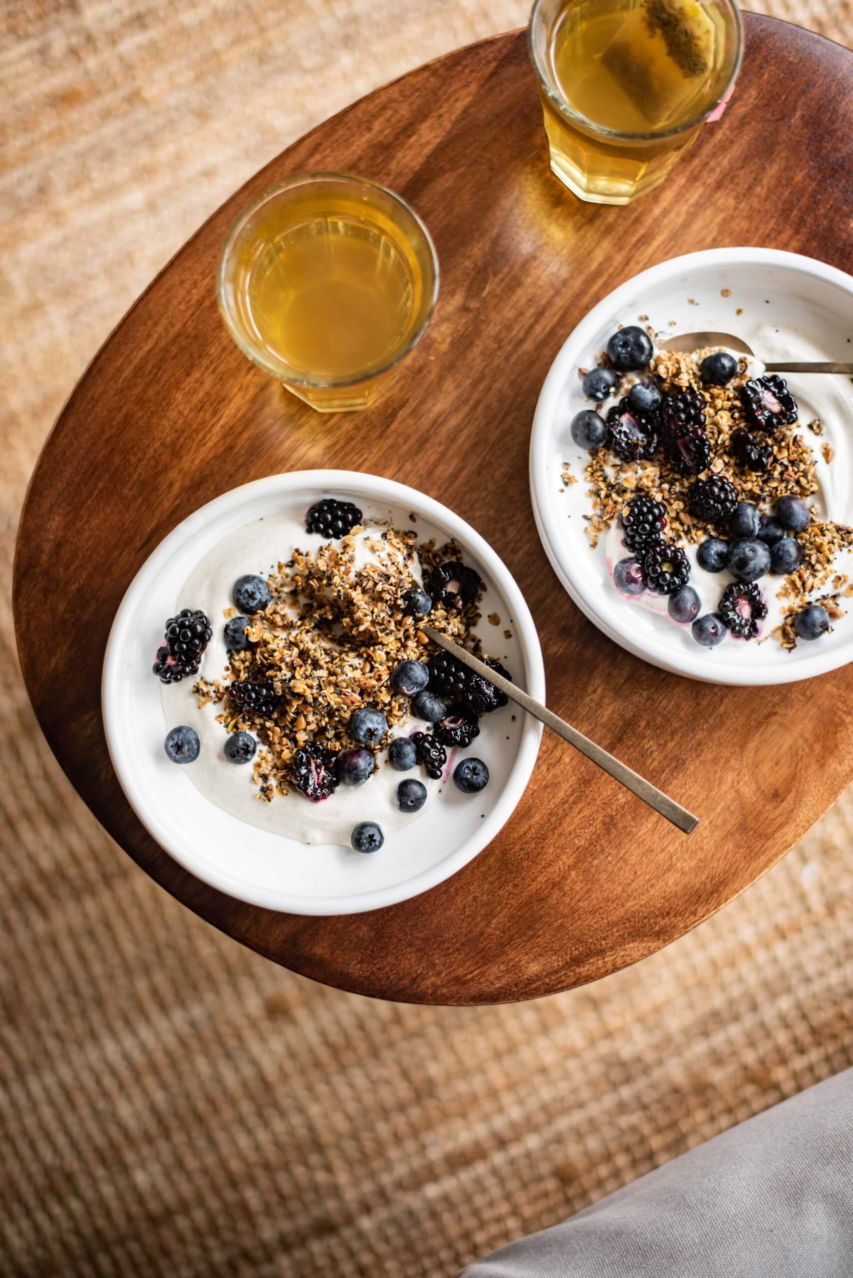 Kardemomyoghurt met verse bramen en granola