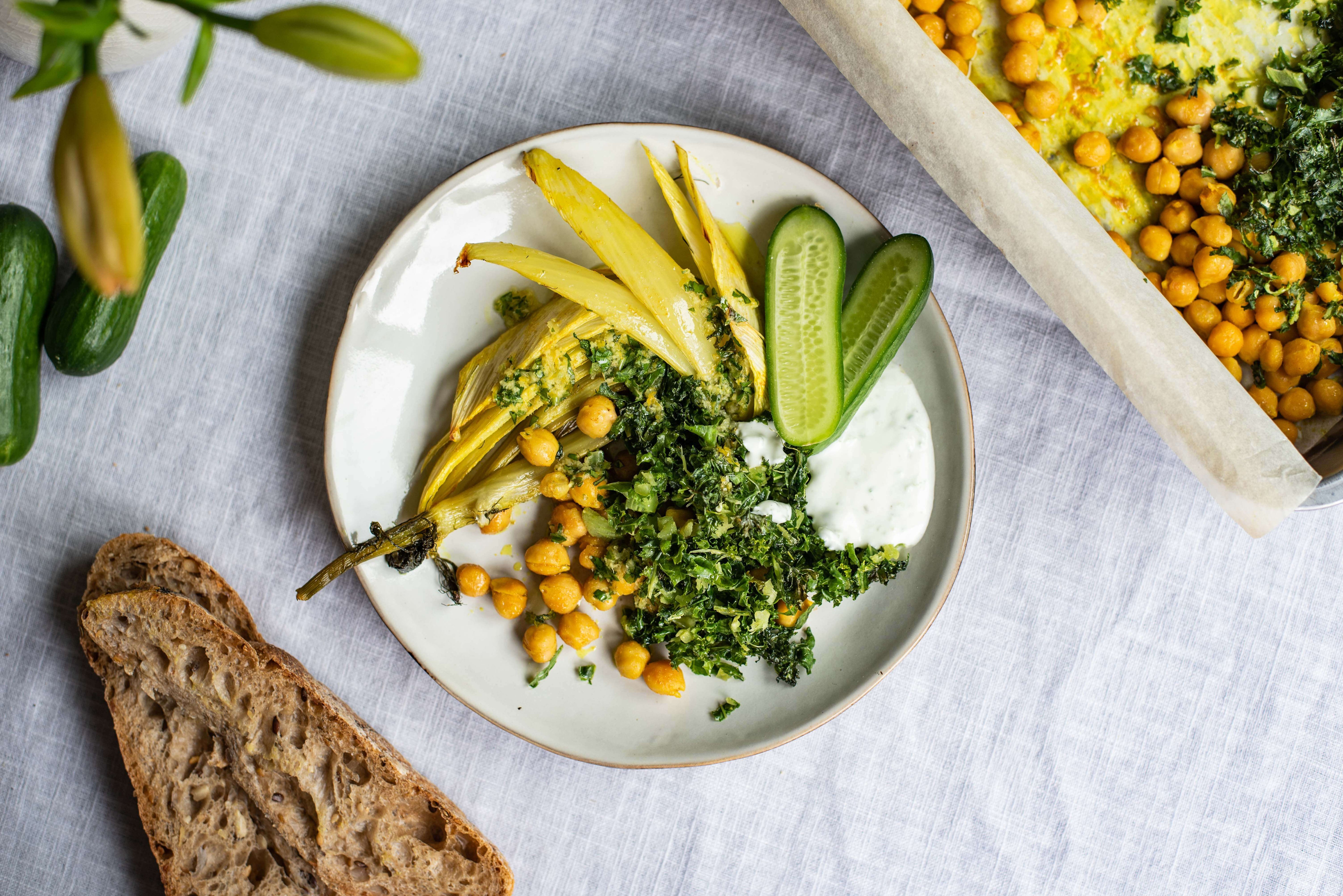 Lauwwarme boerenkoolsalade met venkel, kikkererwten en kurkumamarinade