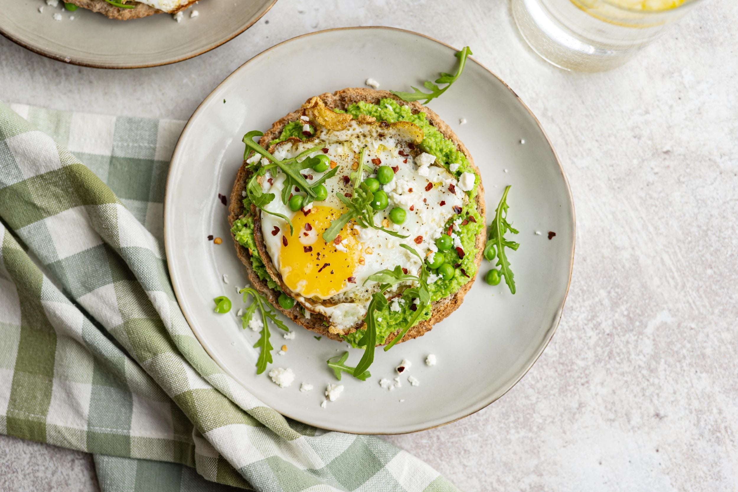 Pita met broccolispread en gebakken ei