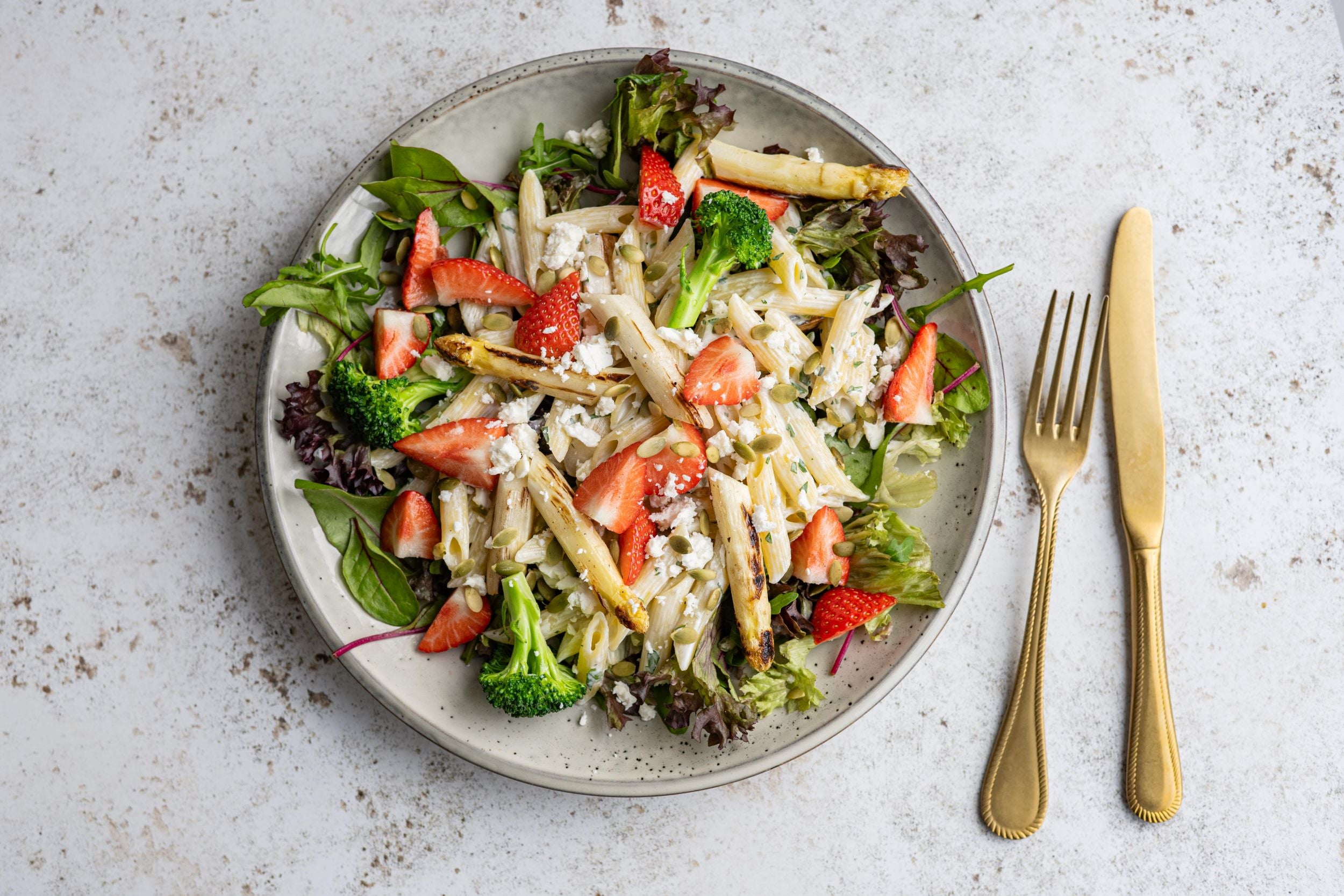 Pastasalade met asperges en aardbei