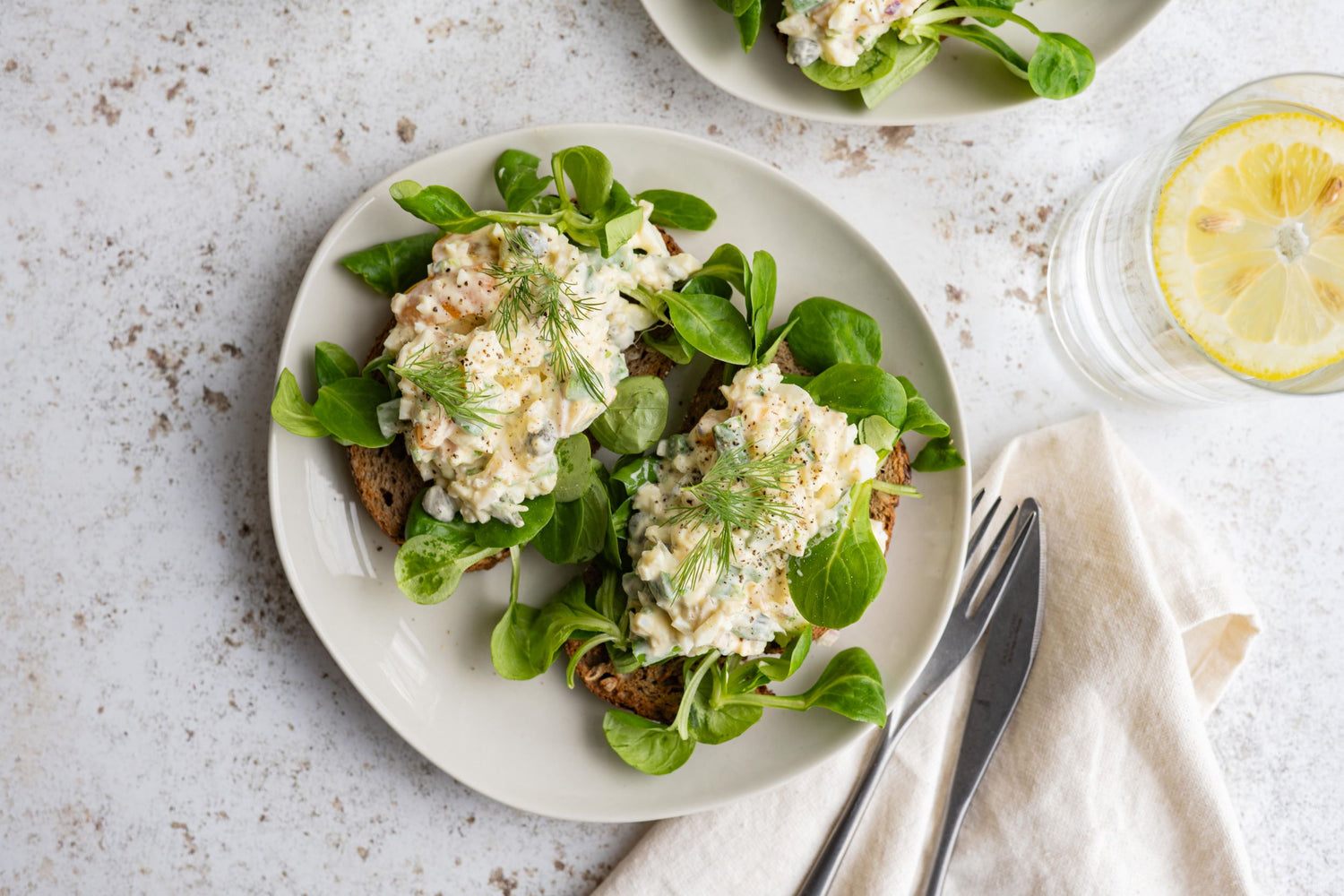 Ei-aspergesalade op toast