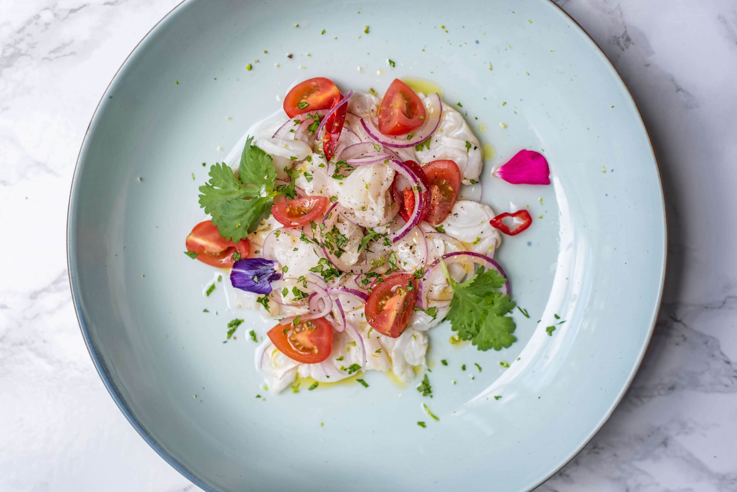 Ceviche van kabeljauw met tomaat en rode ui