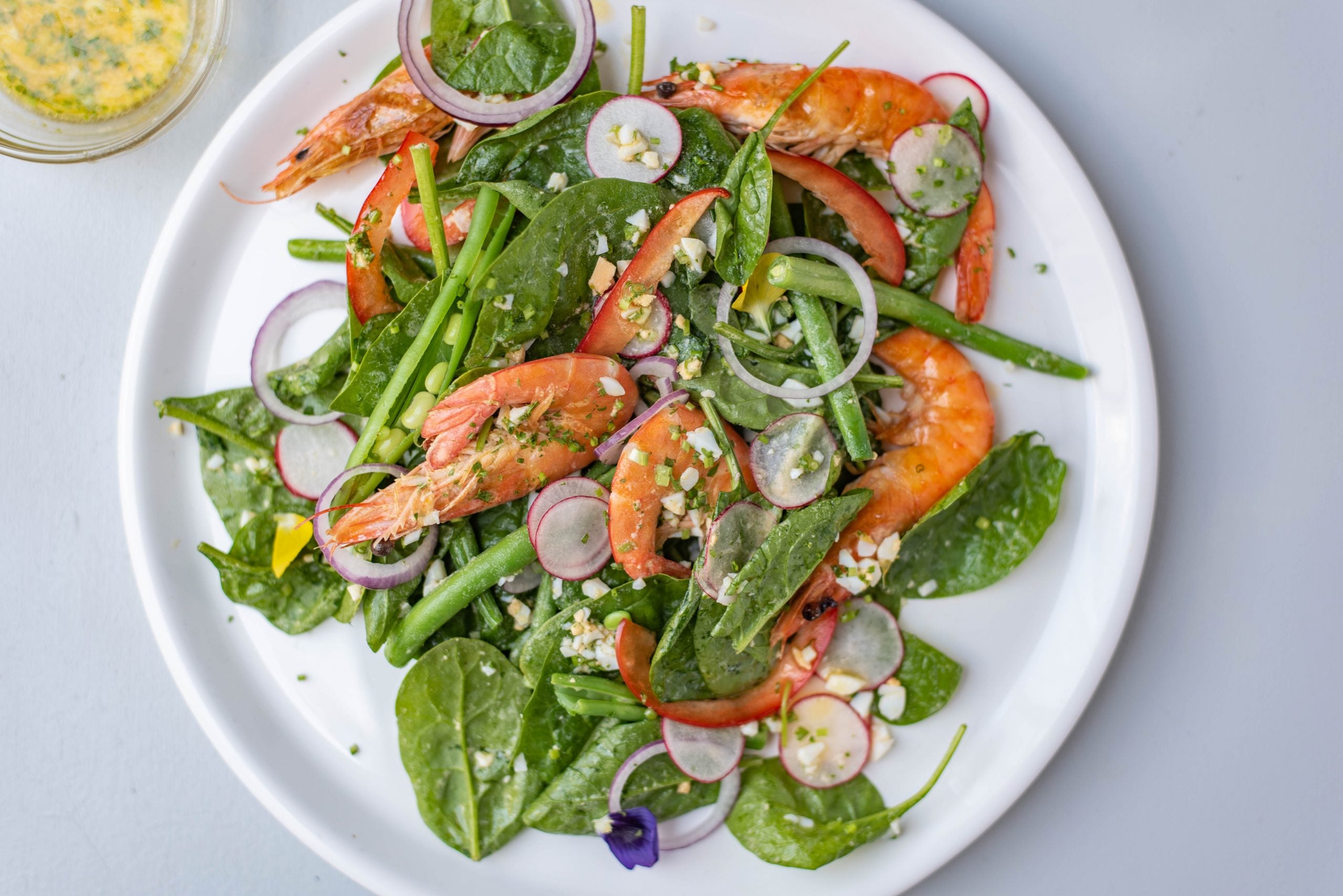 Spinazie salade met gemarineerde gamba's en mimosadressing