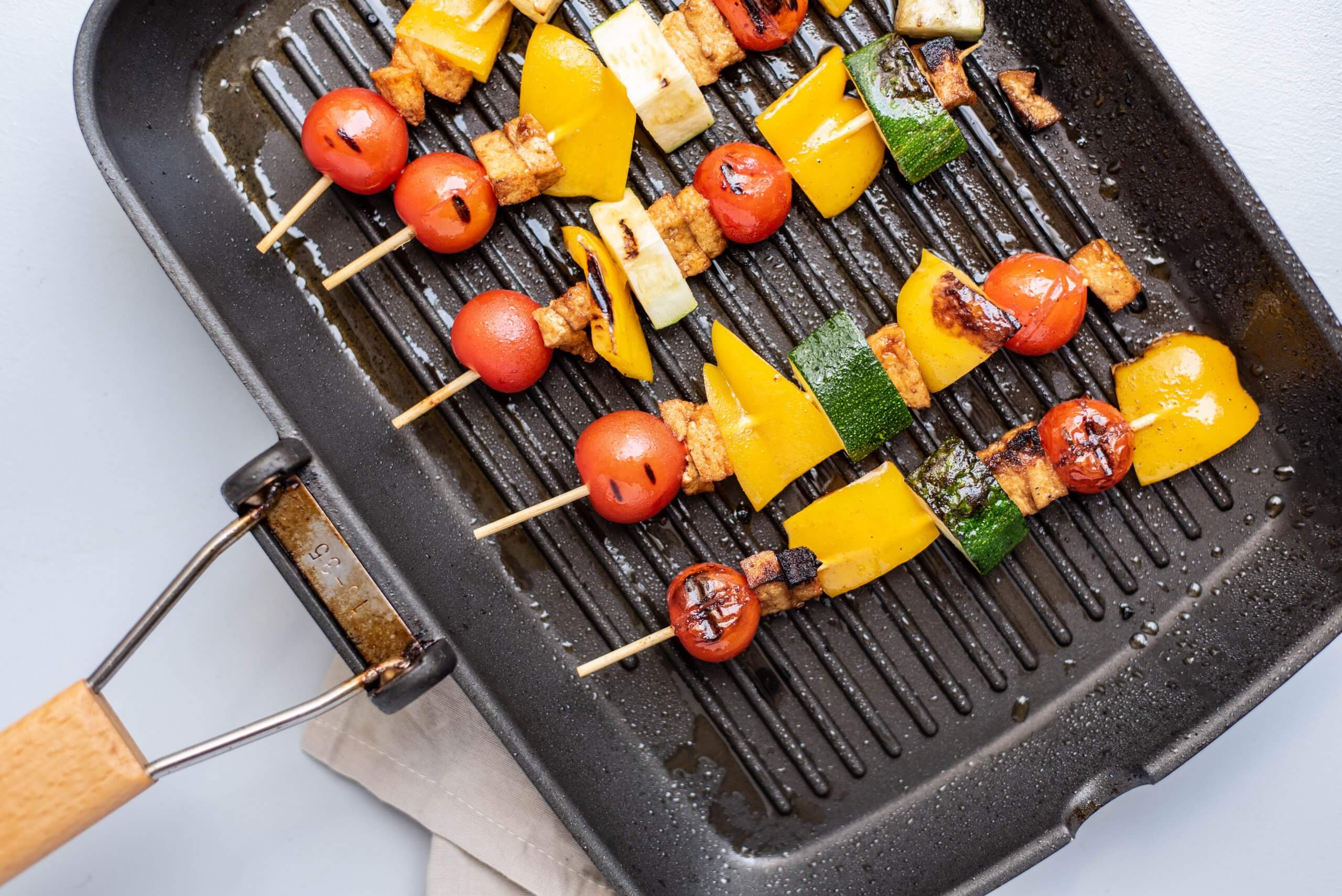 Pittige tofu spiesjes van de BBQ