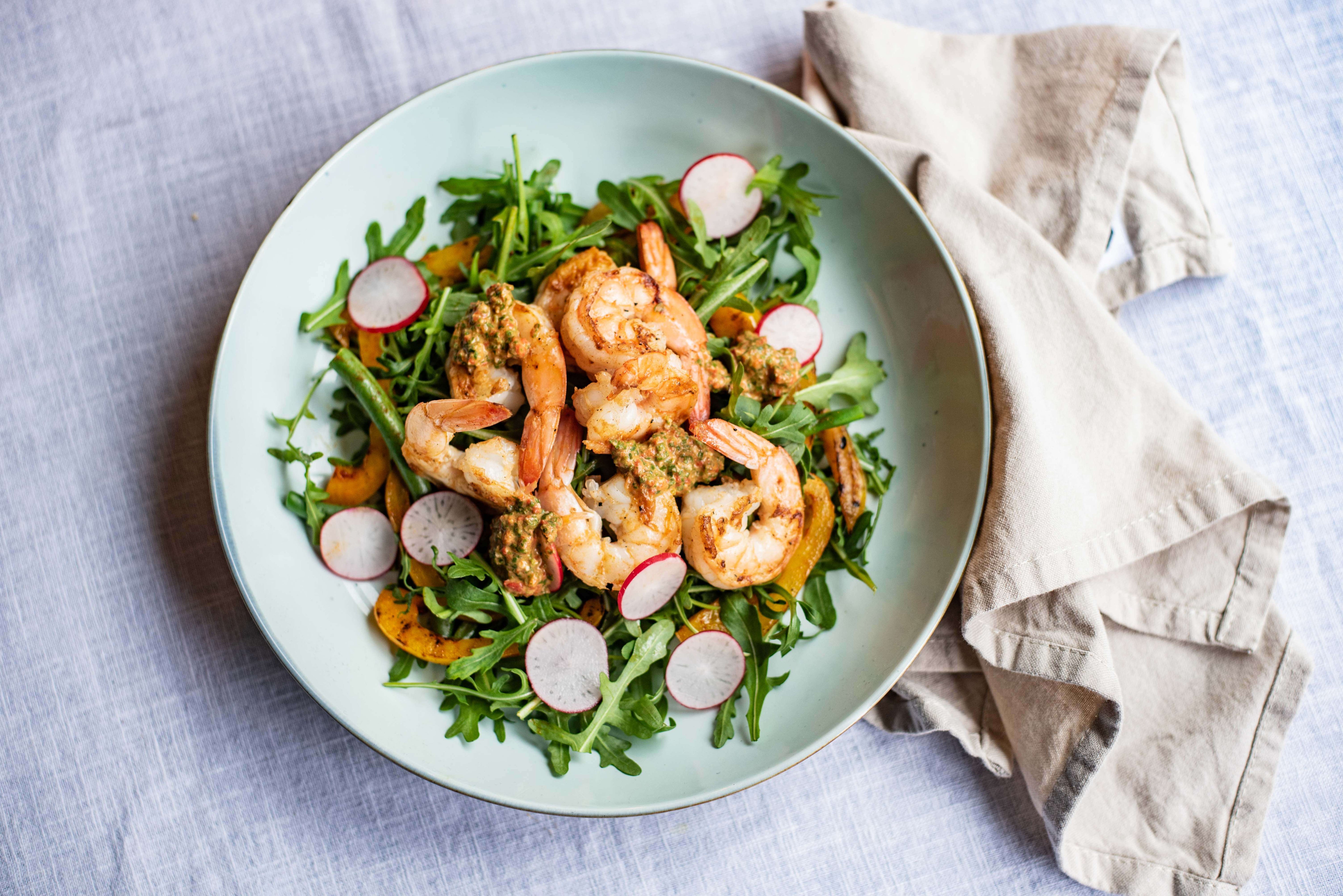 Sperziebonensalade met gamba’s en paprikapesto