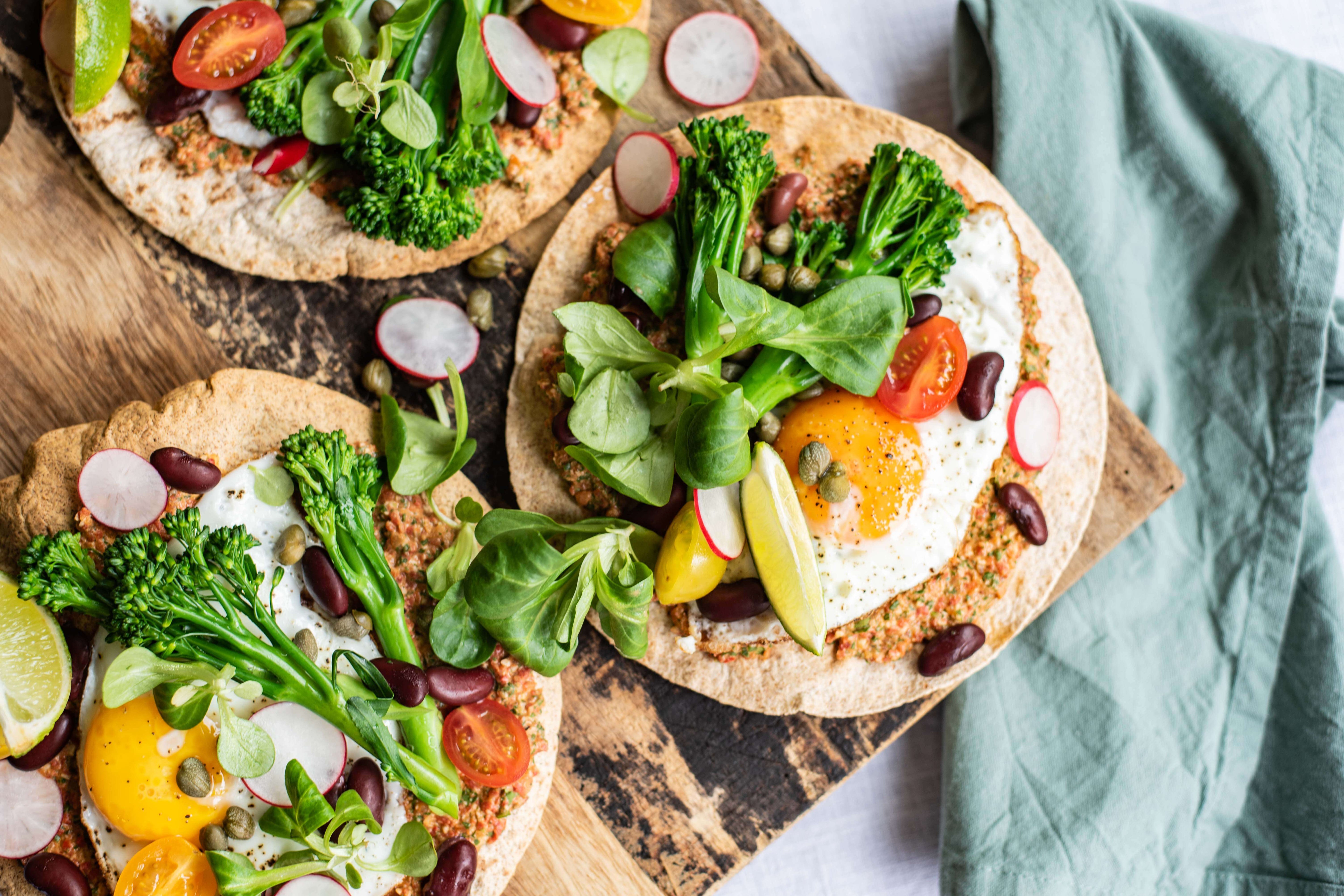 Tostada’s met bonen, bimi, radijs en een gebakken eitje