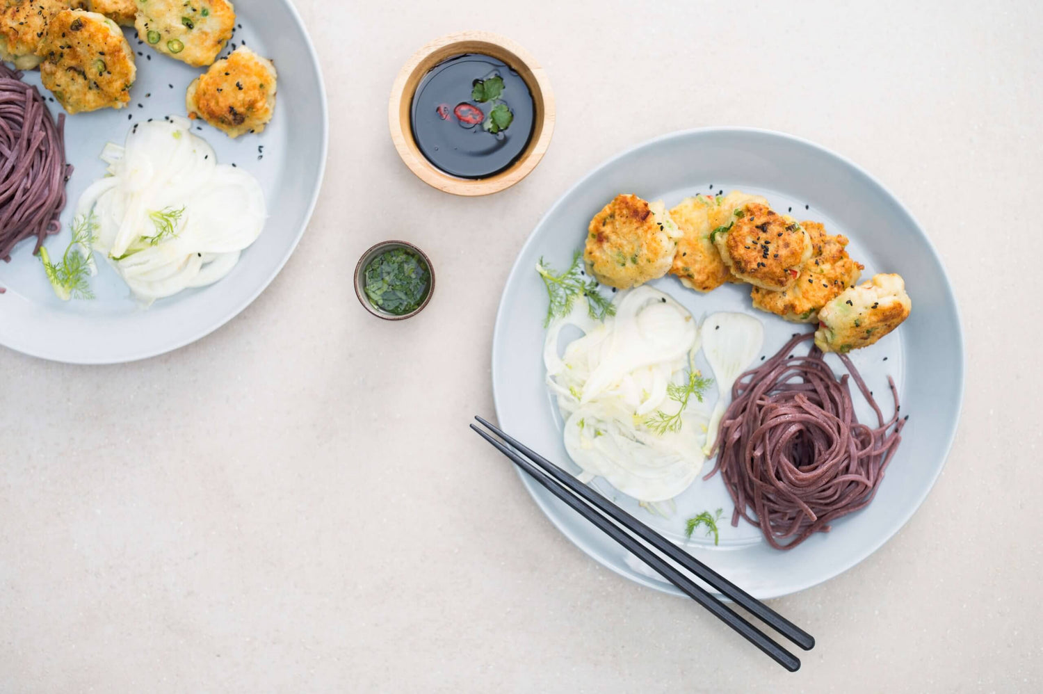 Thaise viskoekjes met soja dip, venkel-muntsalade en noedels