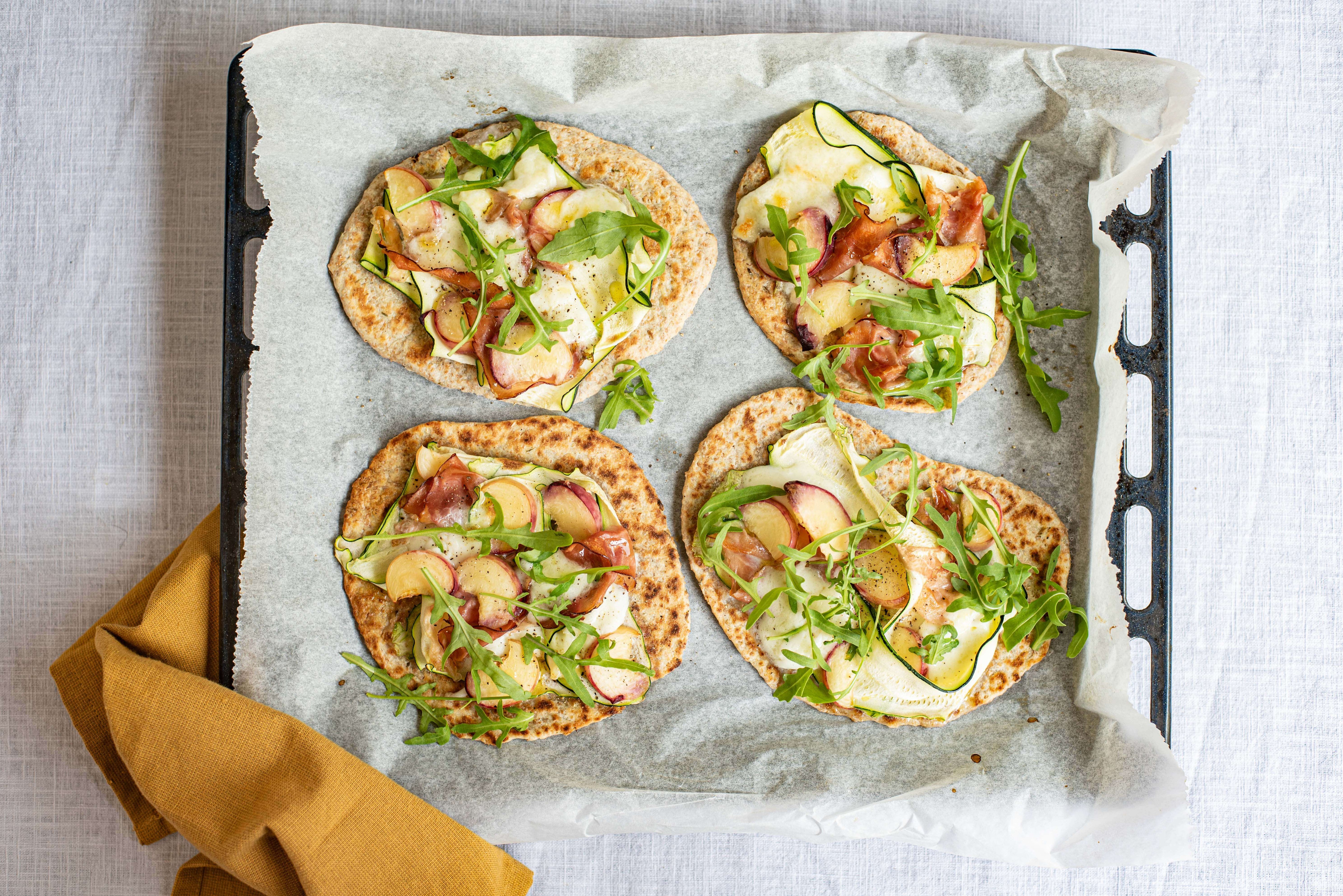 Flatbread met mozzarella, perzik en courgette