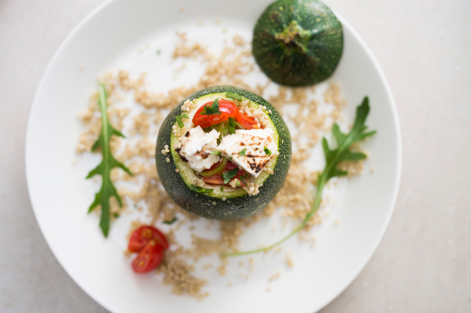 Quinoa, tomaat en prei gevulde bolcourgette