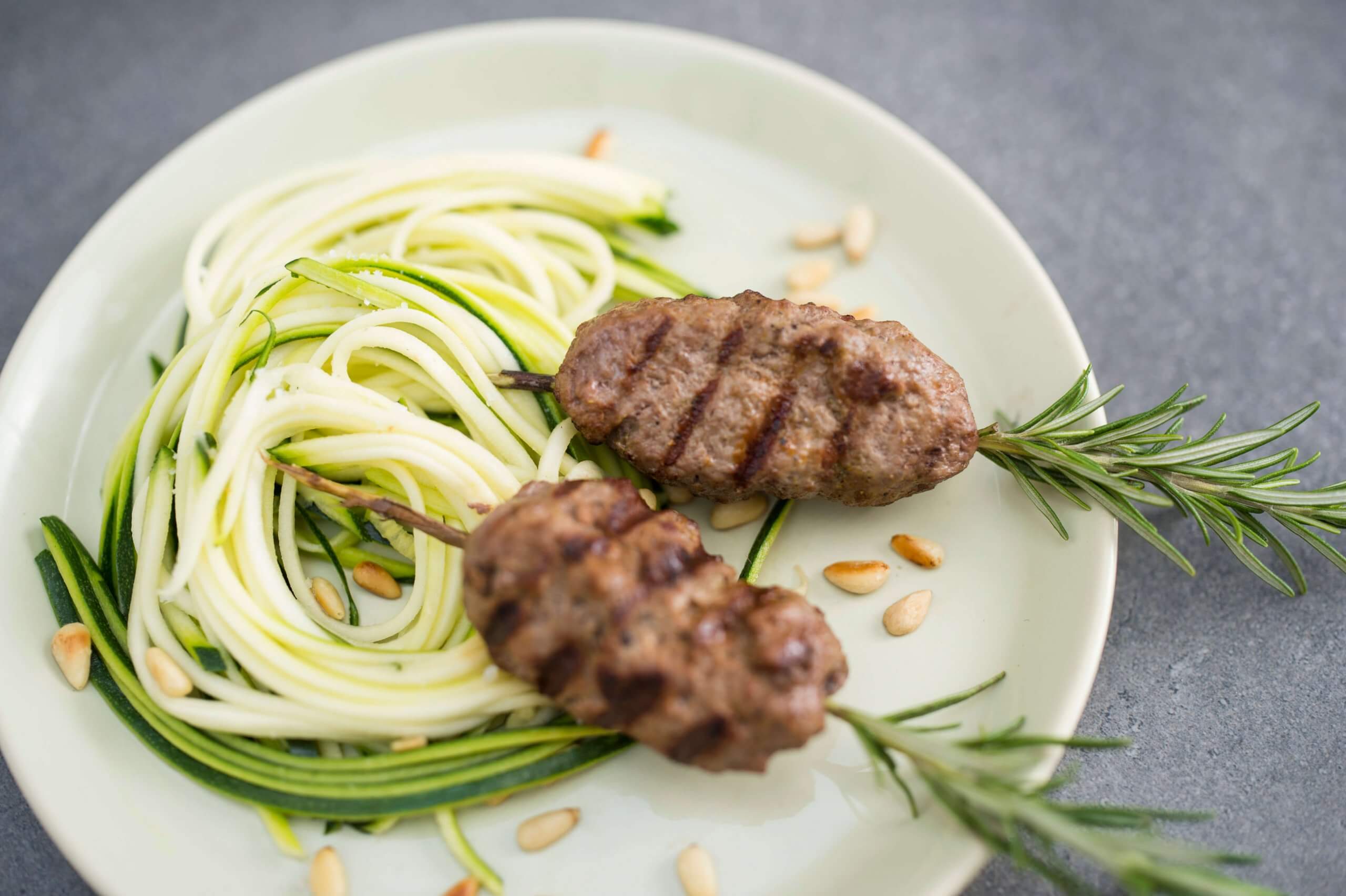 Gegrild tartaarspiesje op een bedje van courgettespaghetti