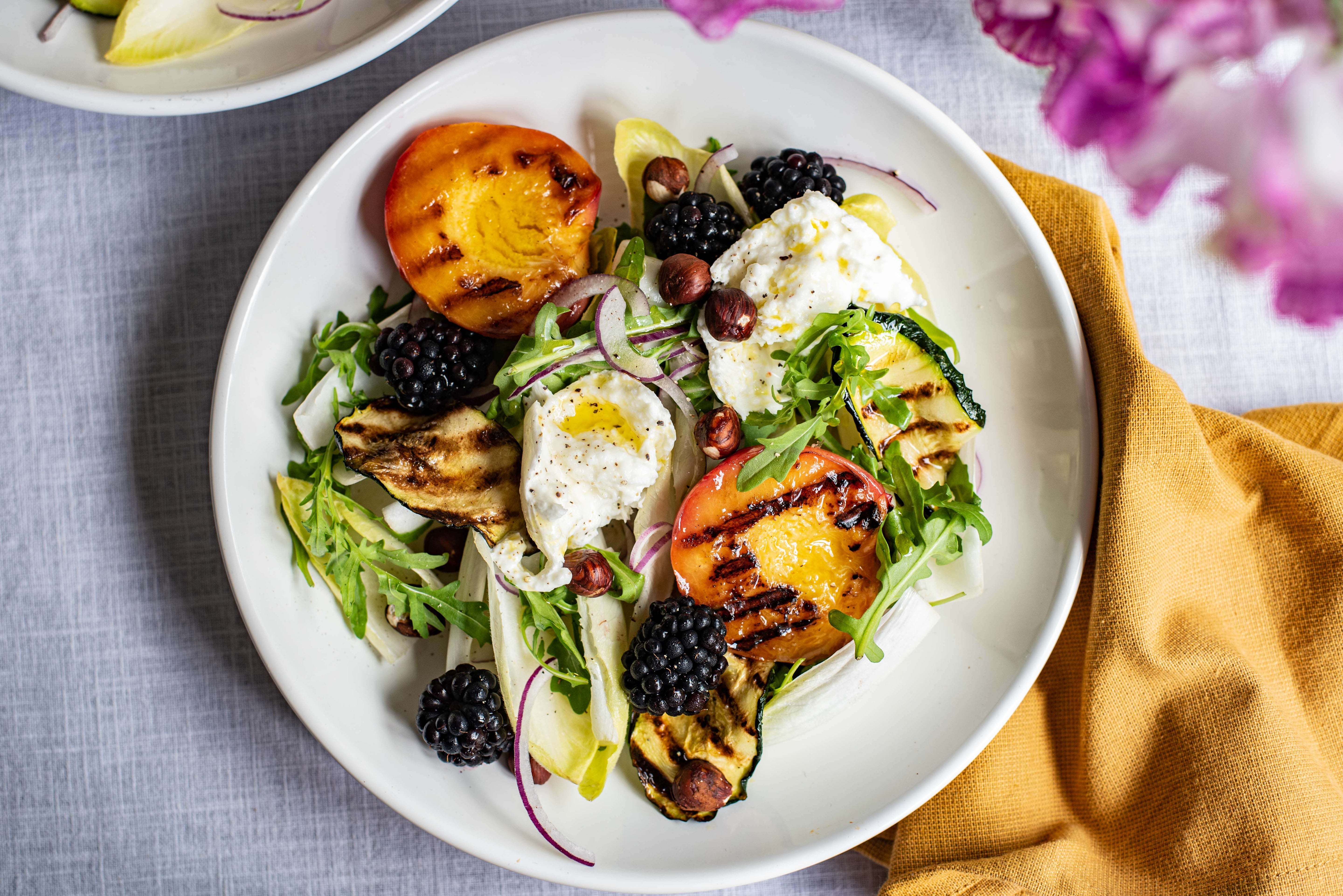 Gegrilde-nectarinesalade met courgette en mozzarella