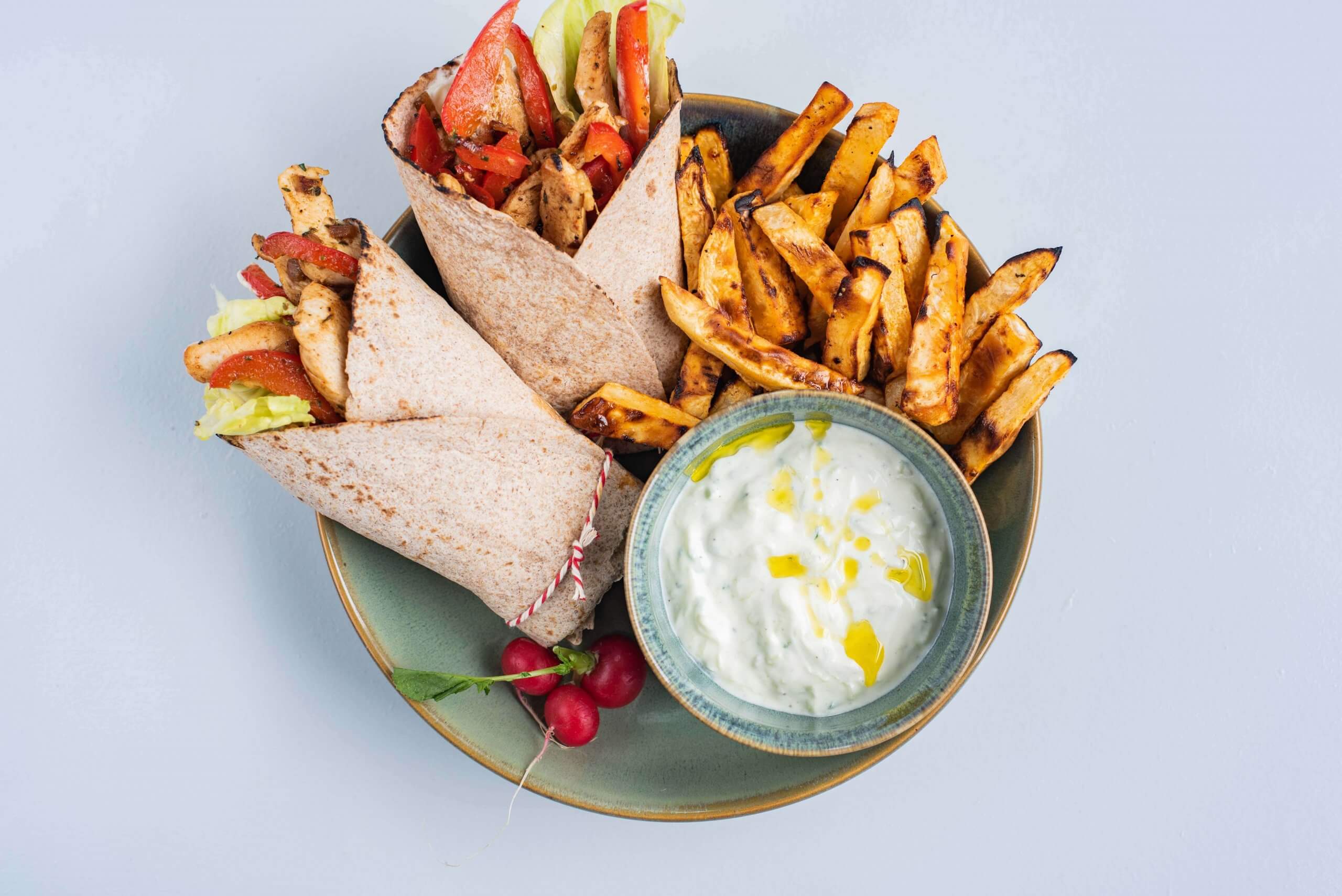 Kip-gyroswrap met tzatziki met knolselderijfriet