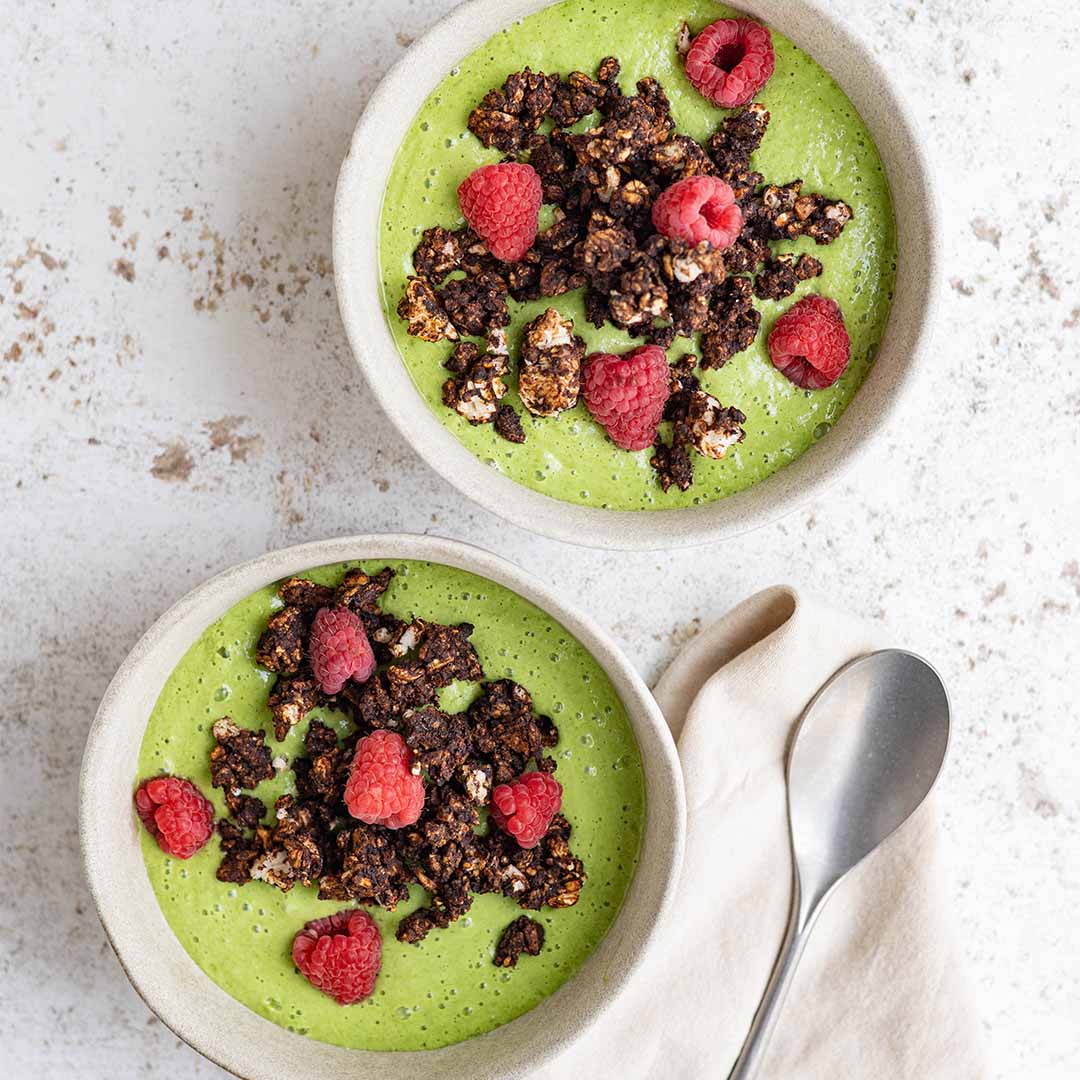 Groene smoothiebowl met rijstwafelgranola