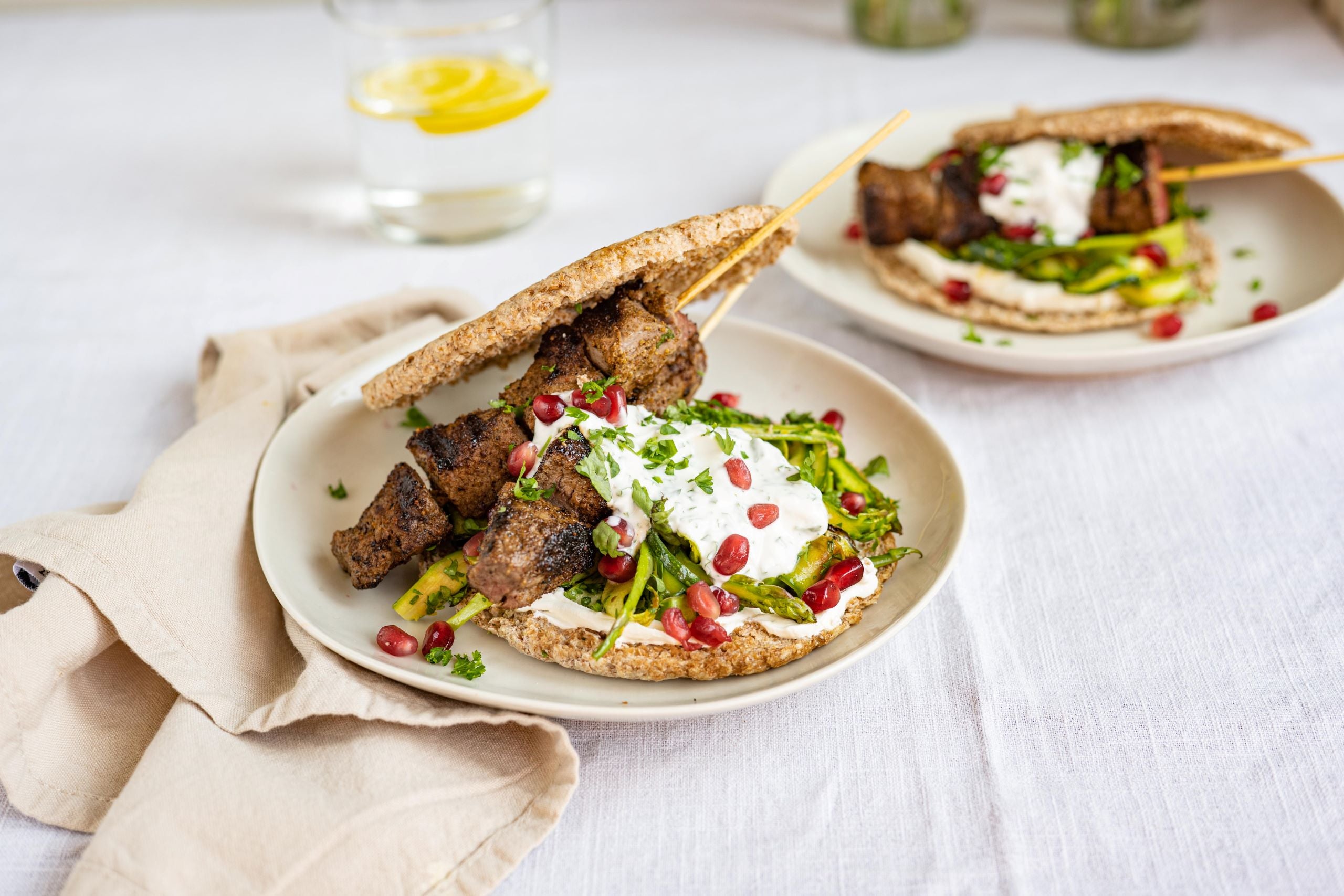 Kebabspiesjes met pita en frisse salade