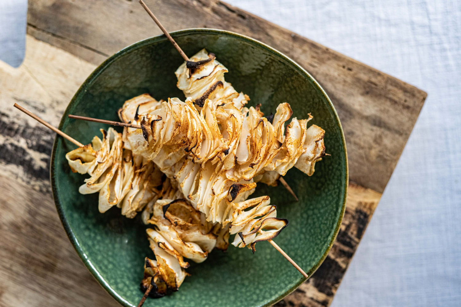 Knolselderijchips op een stokje