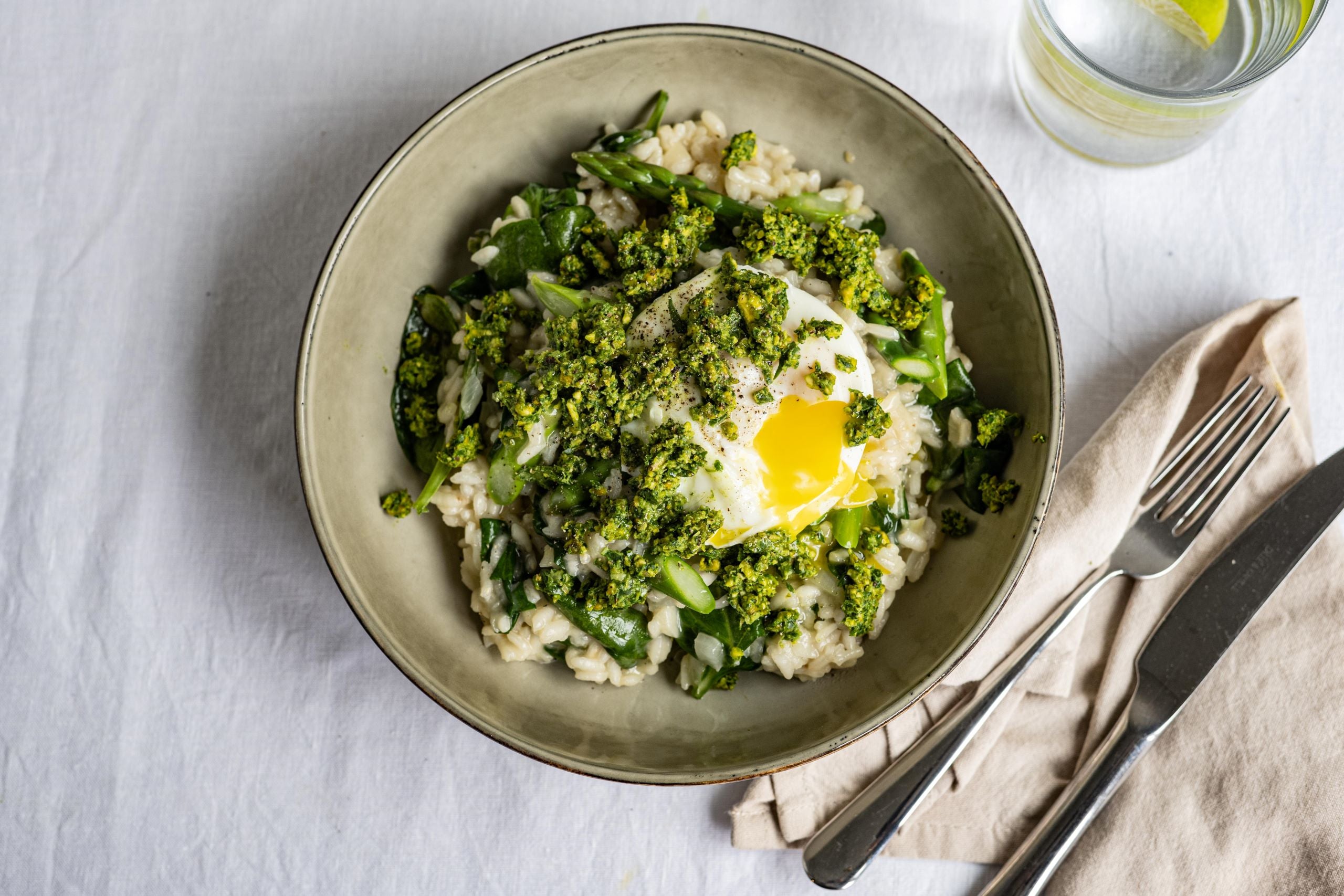 Groene asperges met risotto en pistachepesto