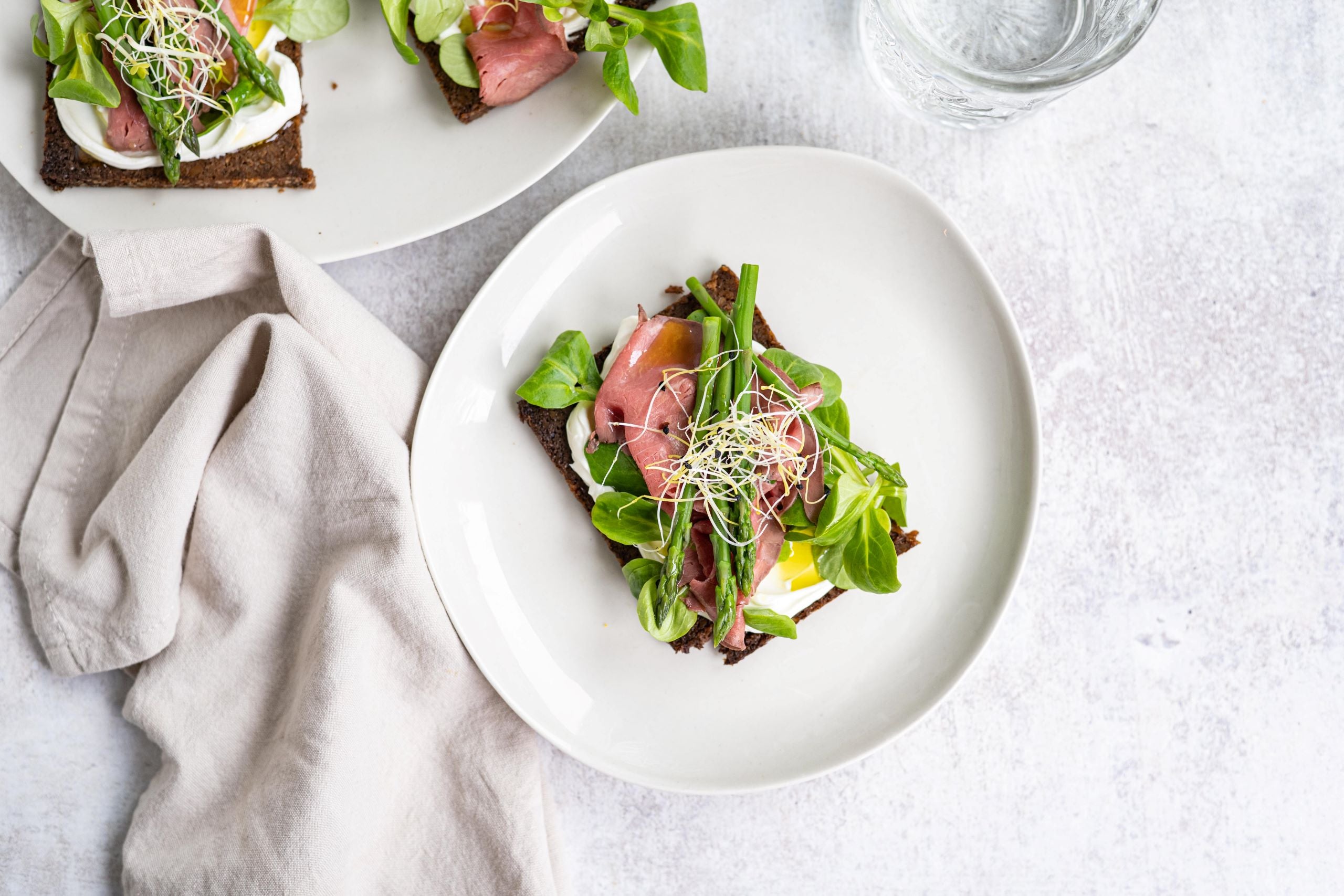 Roggebrood met rosbief en groene asperges