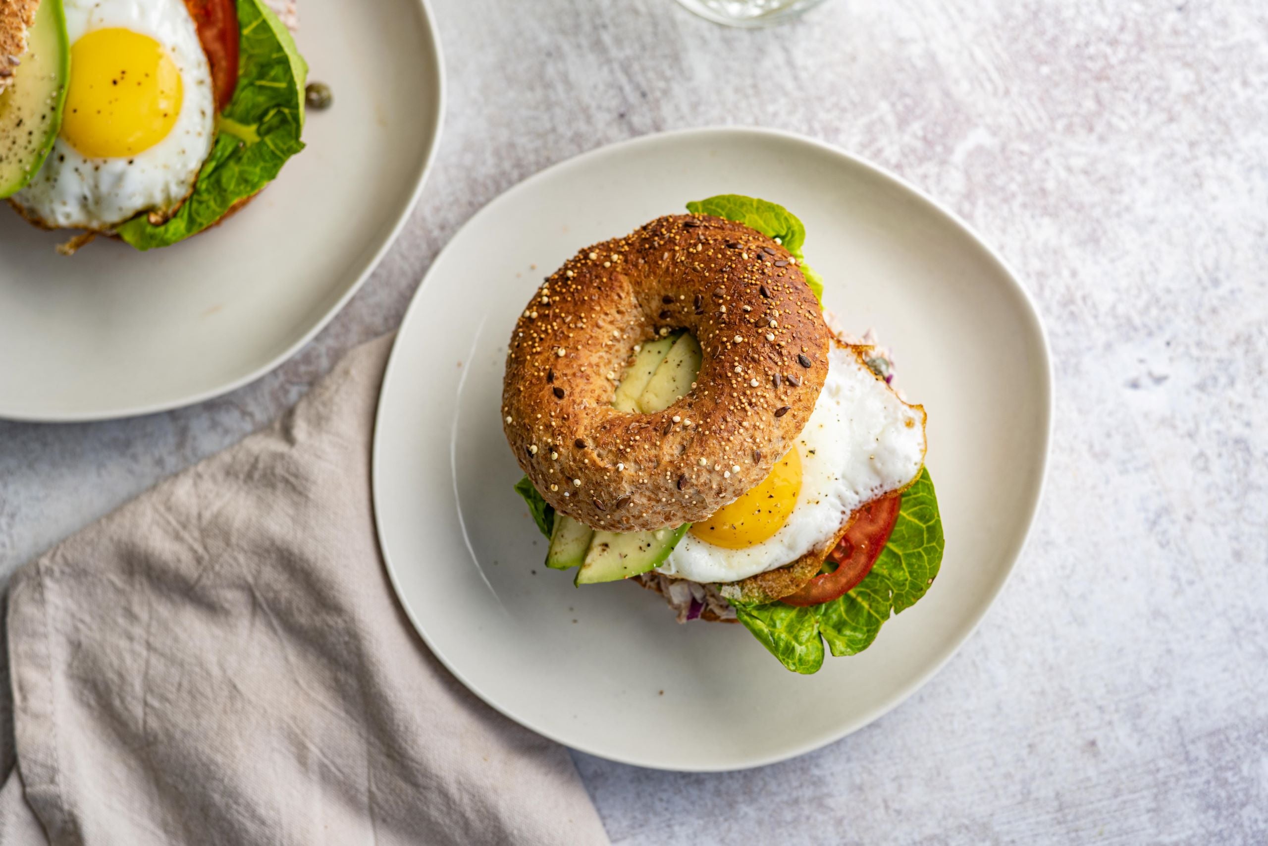 Volkoren bagel met tonijn en avocado