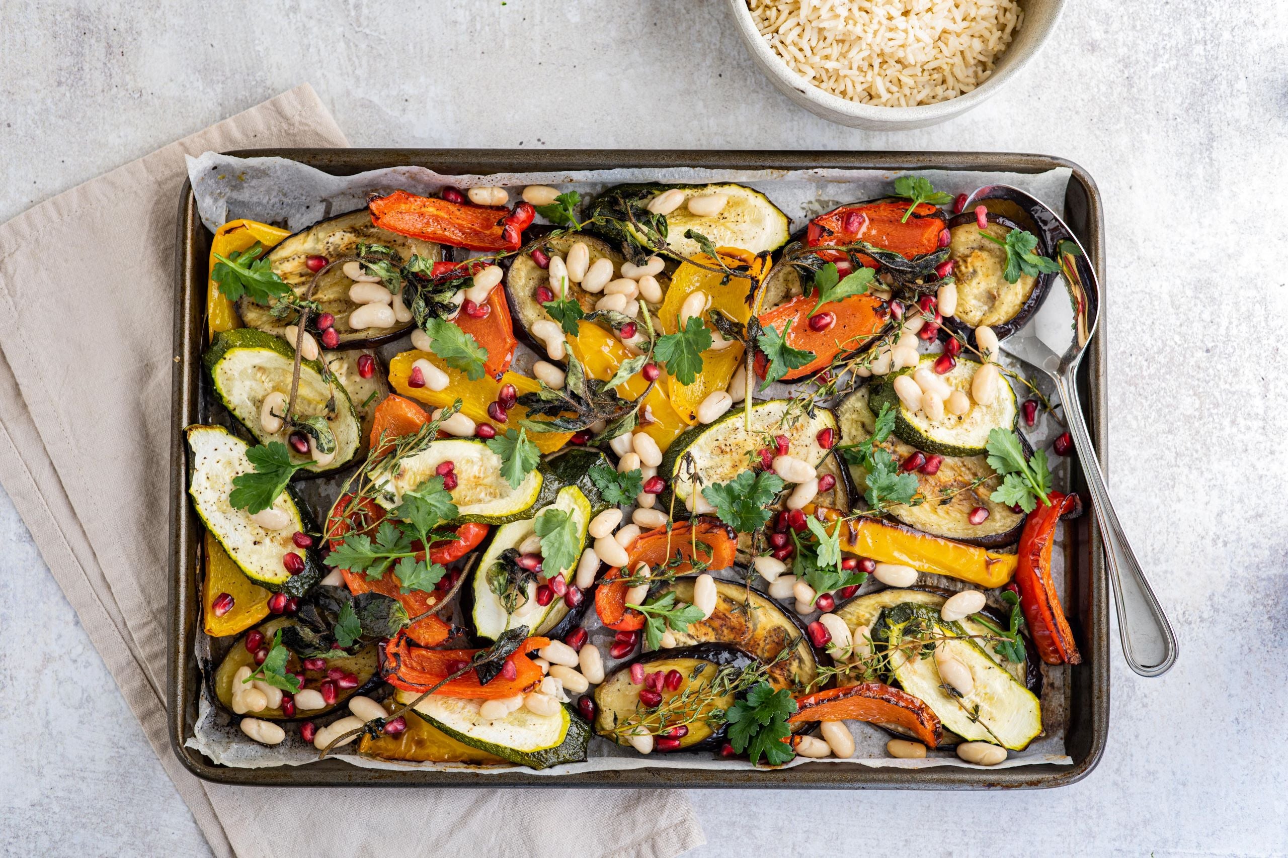 Traybake met witte bonen en geroosterde groenten