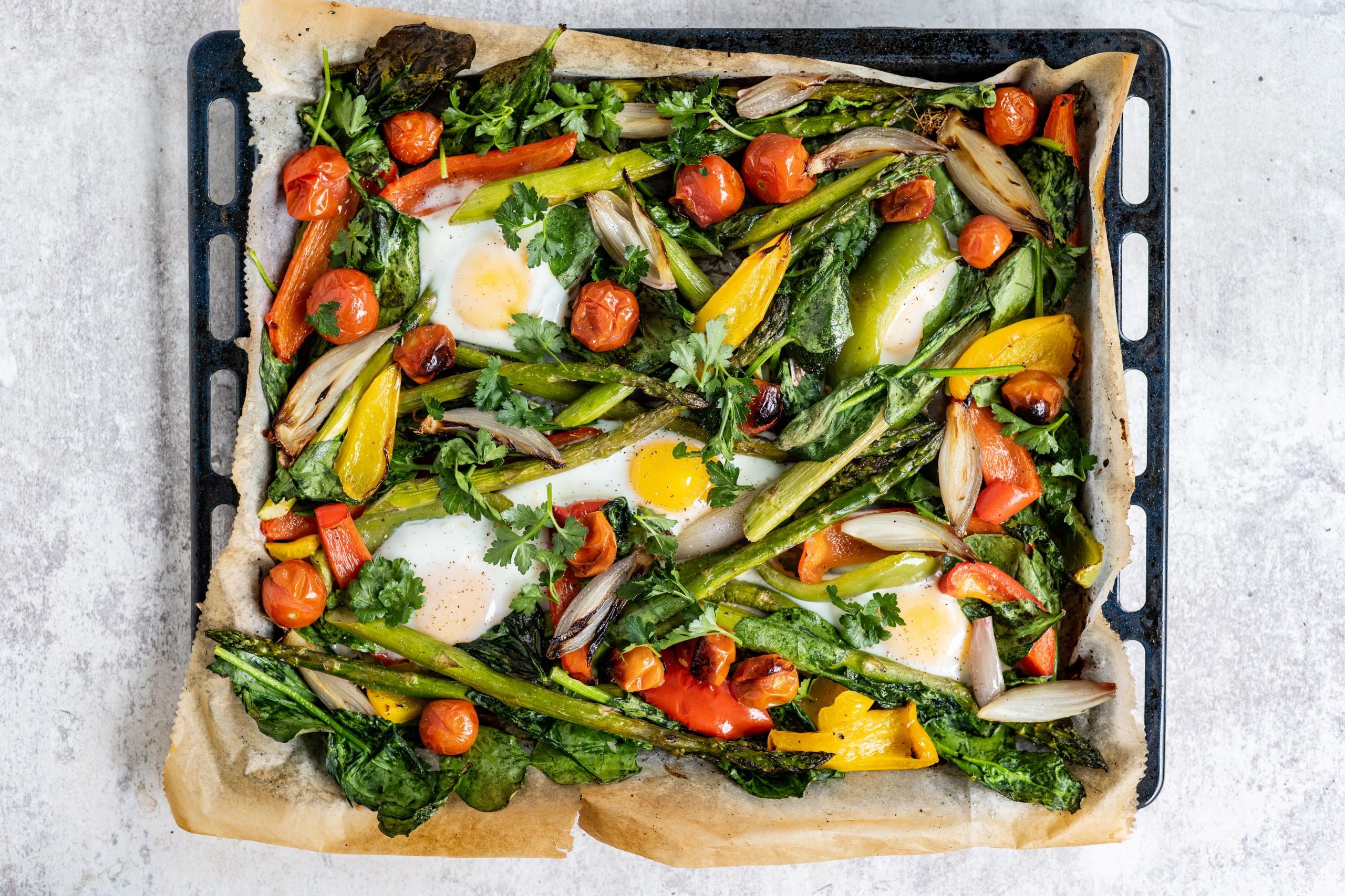 Traybake met groene asperges en ei