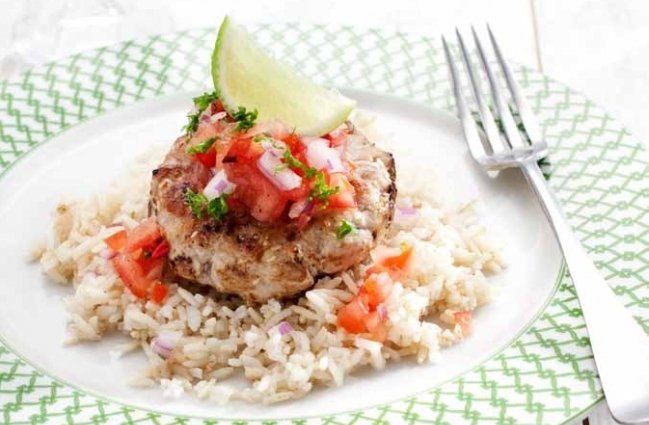 Verse tonijnburgers met tomatensalsa